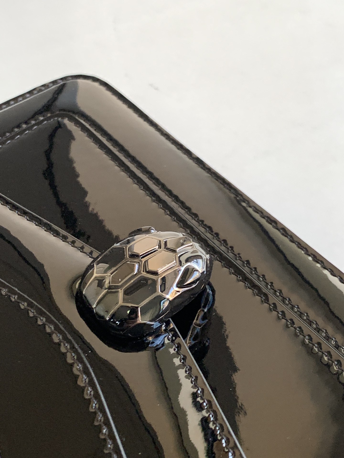 Bagsaaa Bv1g*ai Serpenti Forever East-West small shoulder bag in black Shiny Brushed calf leather