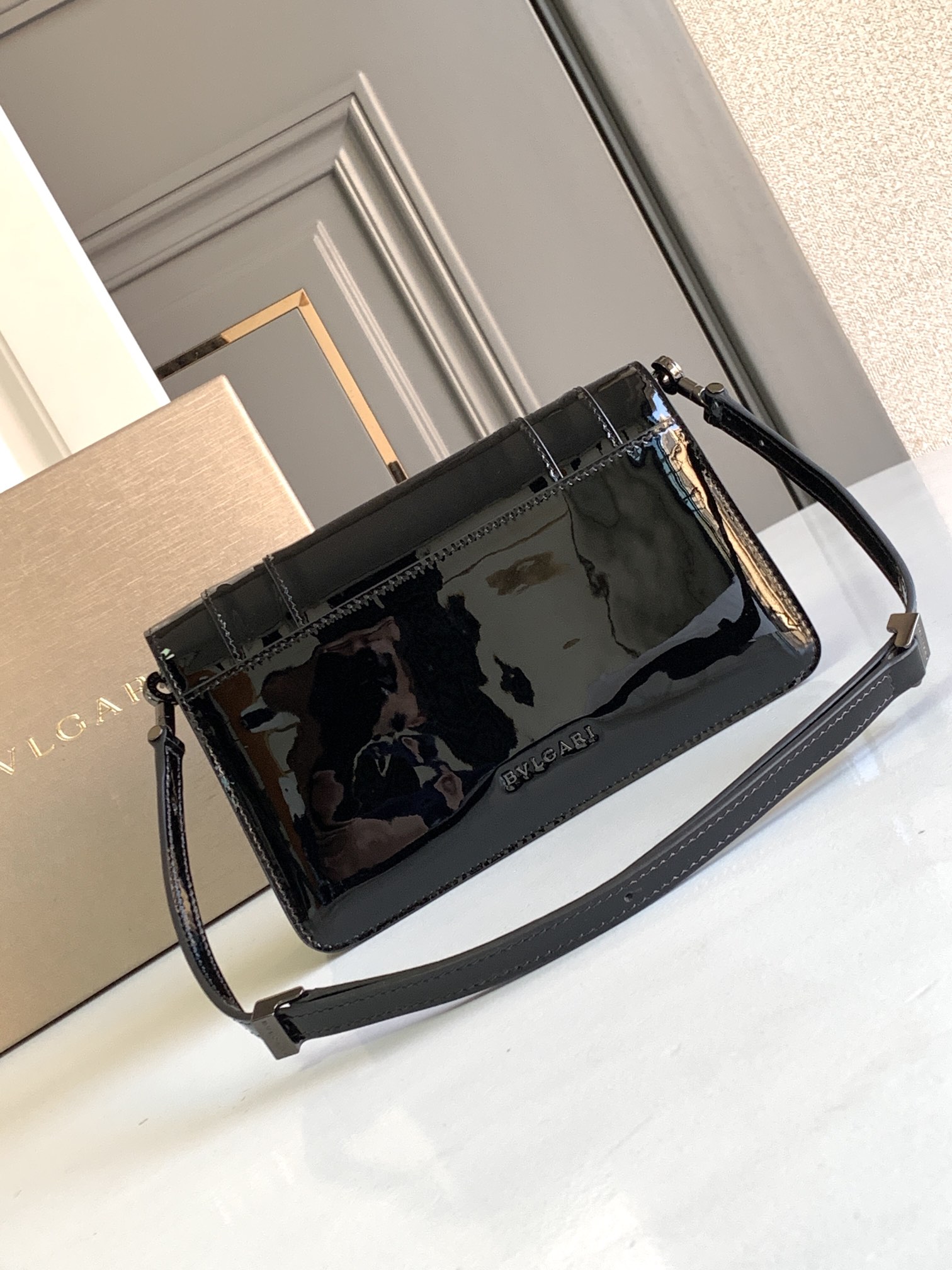 Bagsaaa Bv1g*ai Serpenti Forever East-West small shoulder bag in black Shiny Brushed calf leather