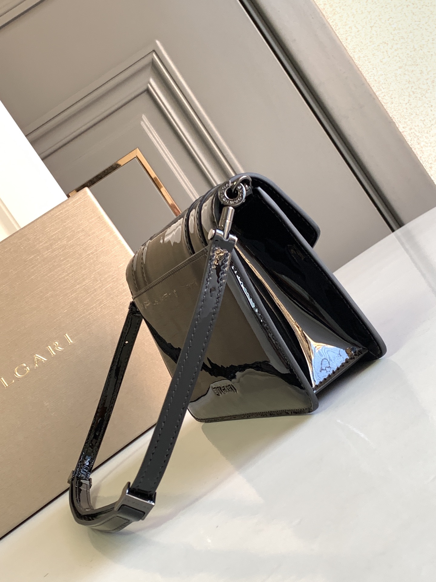 Bagsaaa Bv1g*ai Serpenti Forever East-West small shoulder bag in black Shiny Brushed calf leather