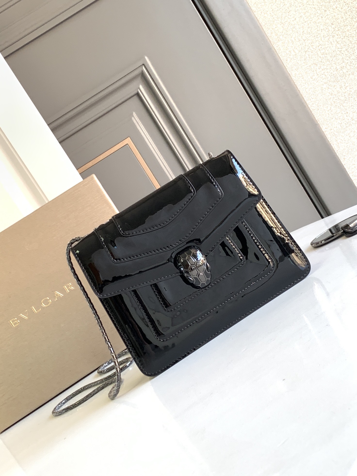 Bagsaaa Bv1g*ai Serpenti Forever bag in black with patent leather - 20*14*4.5cm