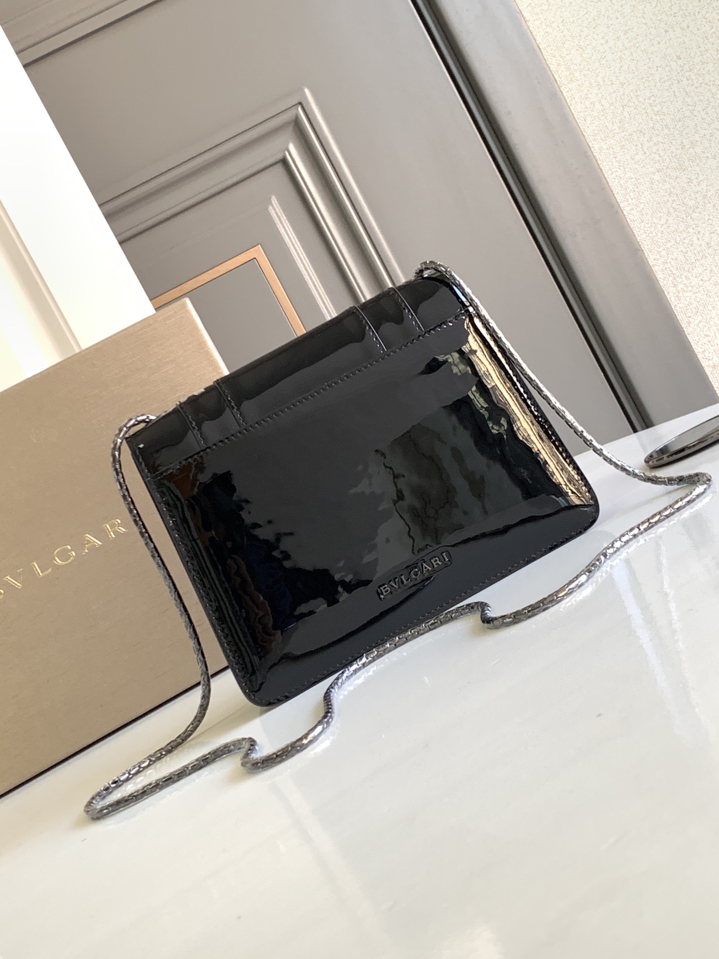 Bagsaaa Bv1g*ai Serpenti Forever bag in black with patent leather - 20*14*4.5cm