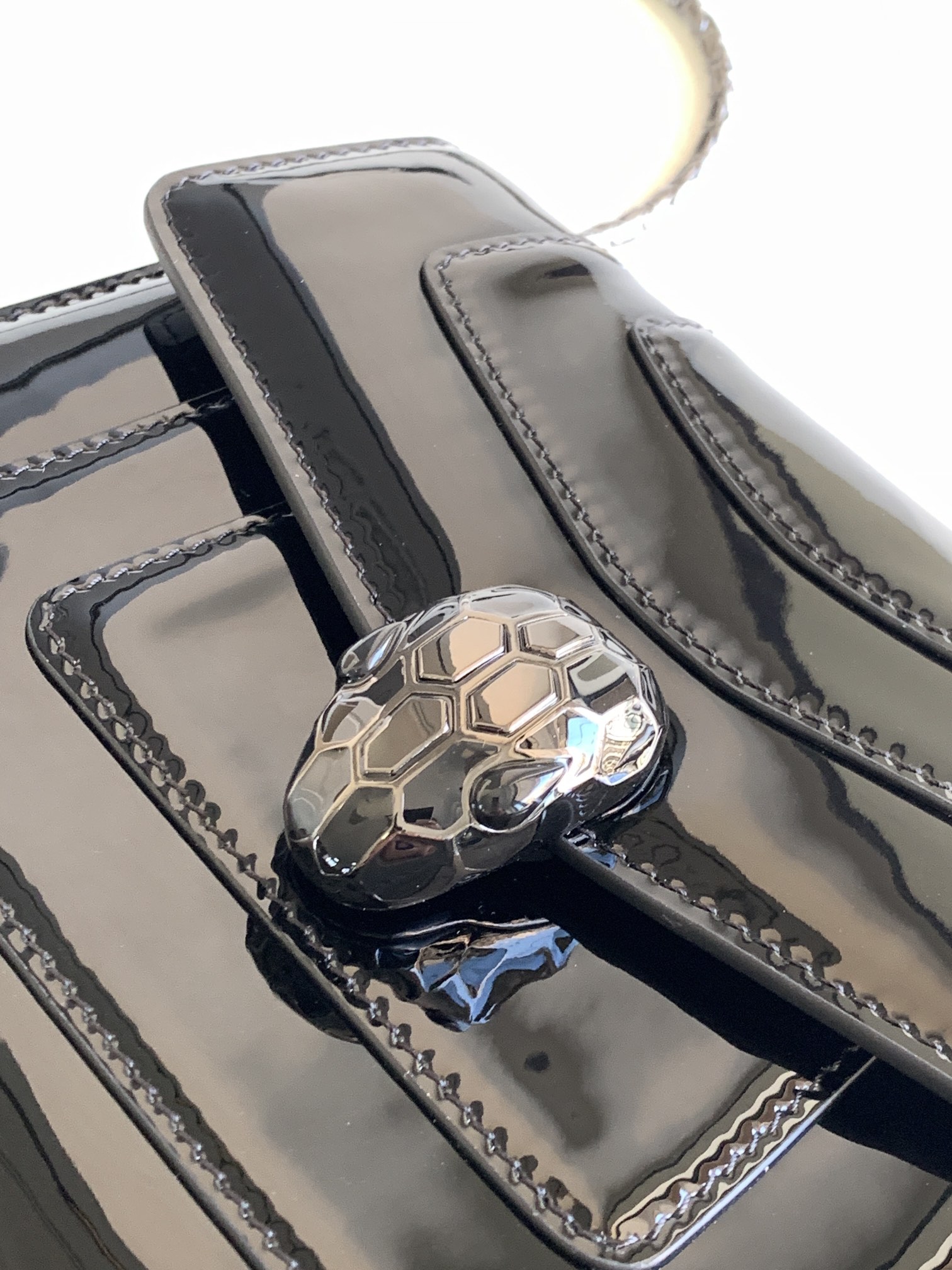 Bagsaaa Bv1g*ai Serpenti Forever bag in black with patent leather - 20*14*4.5cm