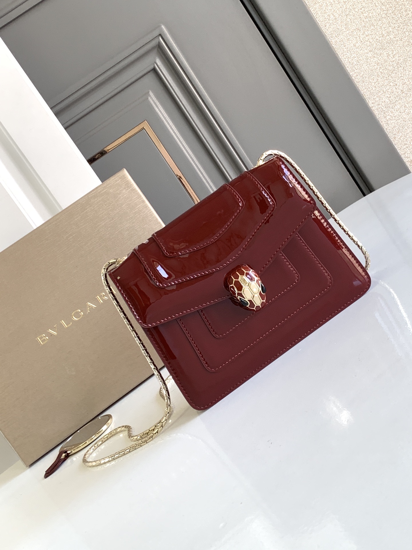 Bagsaaa Bv1g*ai Serpenti Forever bag in red with patent leather - 20*14*4.5cm