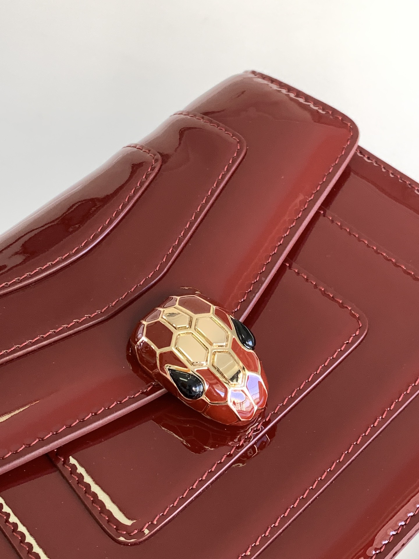 Bagsaaa Bv1g*ai Serpenti Forever bag in red with patent leather - 20*14*4.5cm