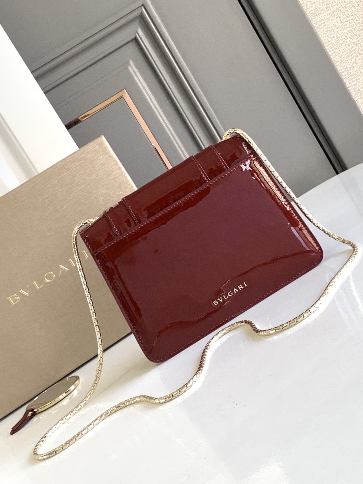 Bagsaaa Bv1g*ai Serpenti Forever bag in red with patent leather - 20*14*4.5cm