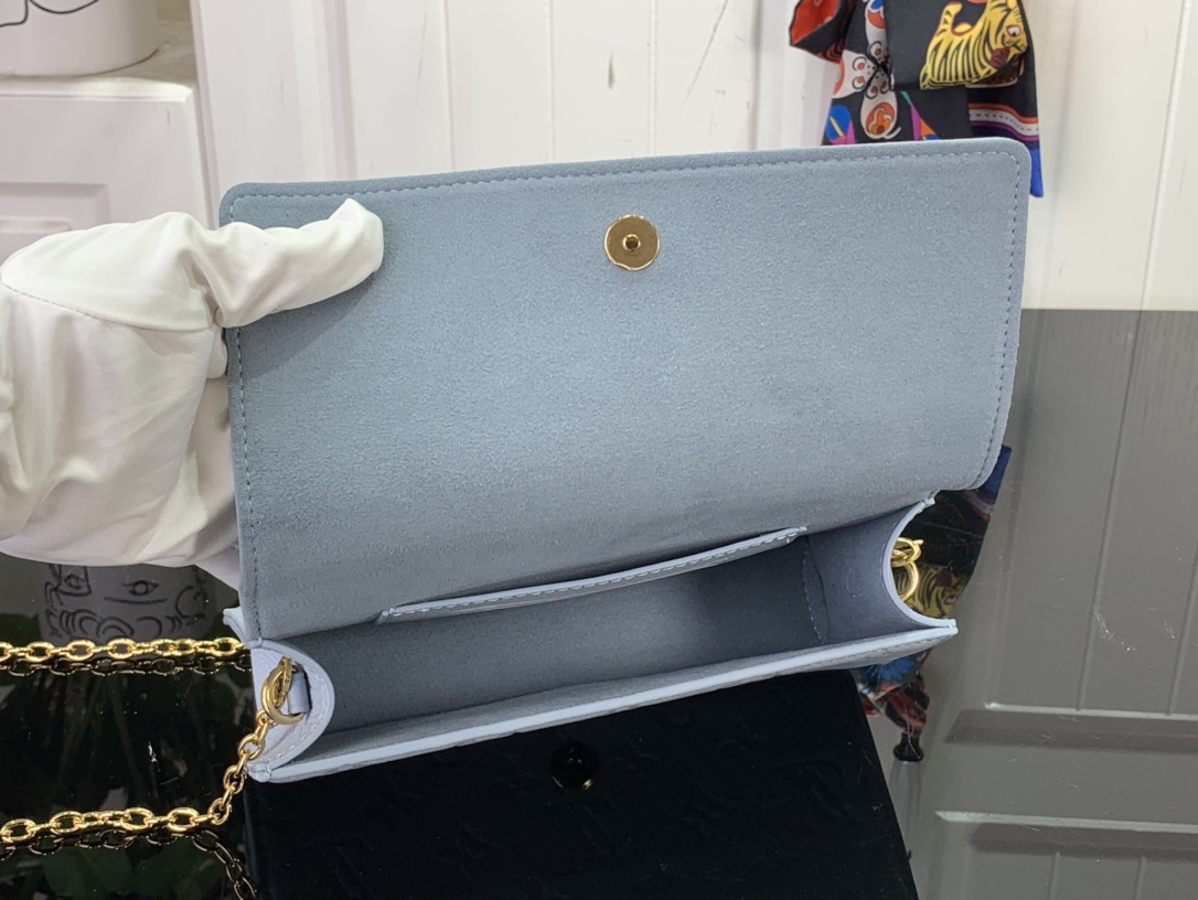 Bagsaaa L0vis Vvtt0n Wallet On Chain Lily Blue - 20.5× 10× 3.5cm
