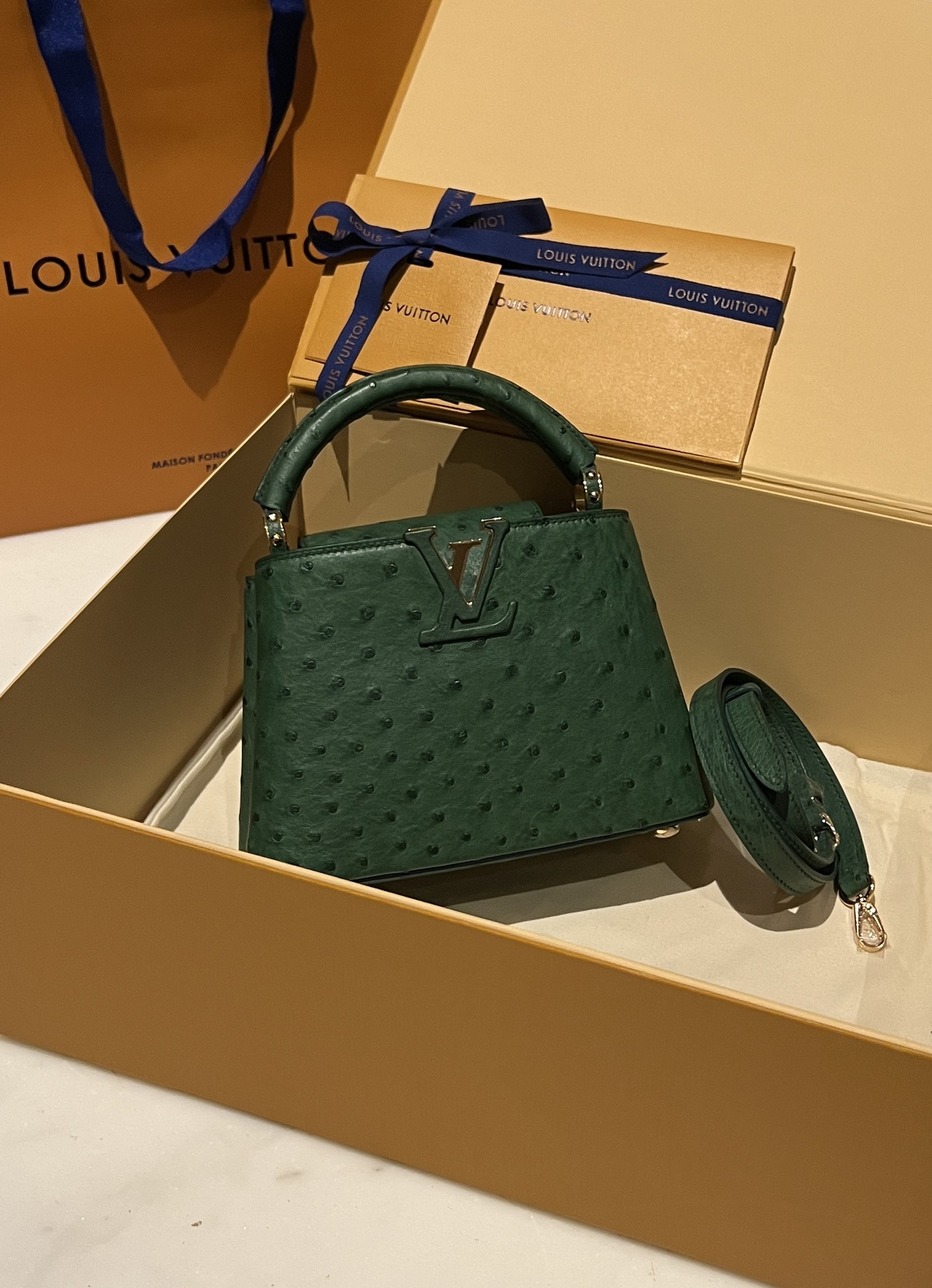 Bagsaaa L0vis Vvtt0n Capucines Ostrich Leather Blue 
