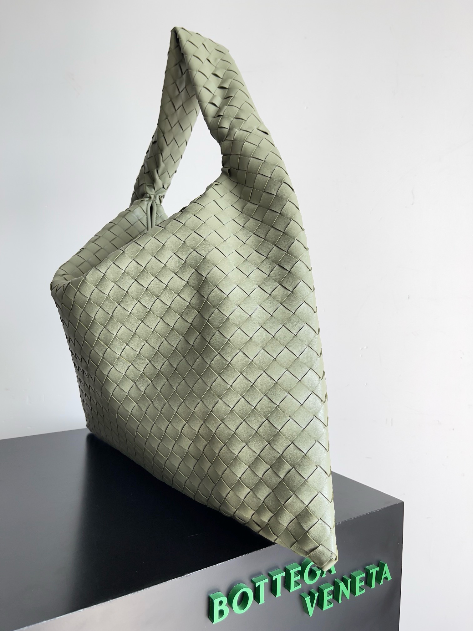Bagsaaa B0tt*ga Ven*ta Large Hop Green - 54x23x13cm