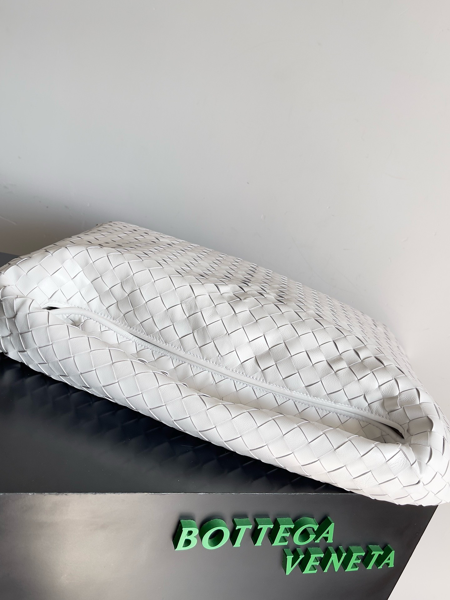 Bagsaaa B0tt*ga Ven*ta Large Hop White - 54x23x13cm