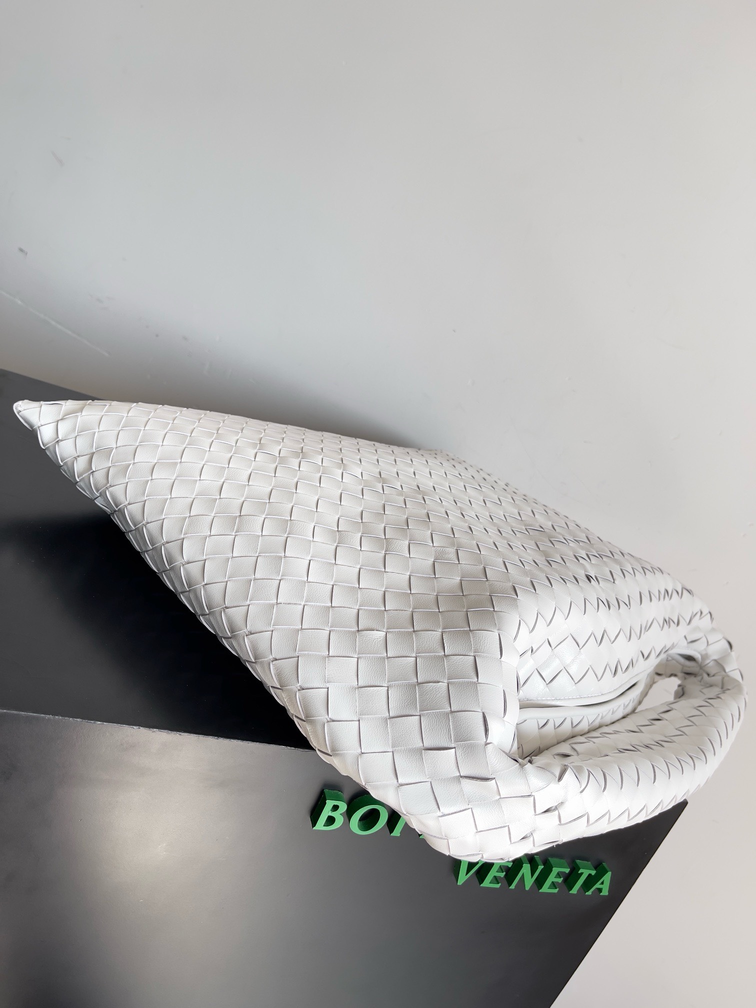 Bagsaaa B0tt*ga Ven*ta Large Hop White - 54x23x13cm