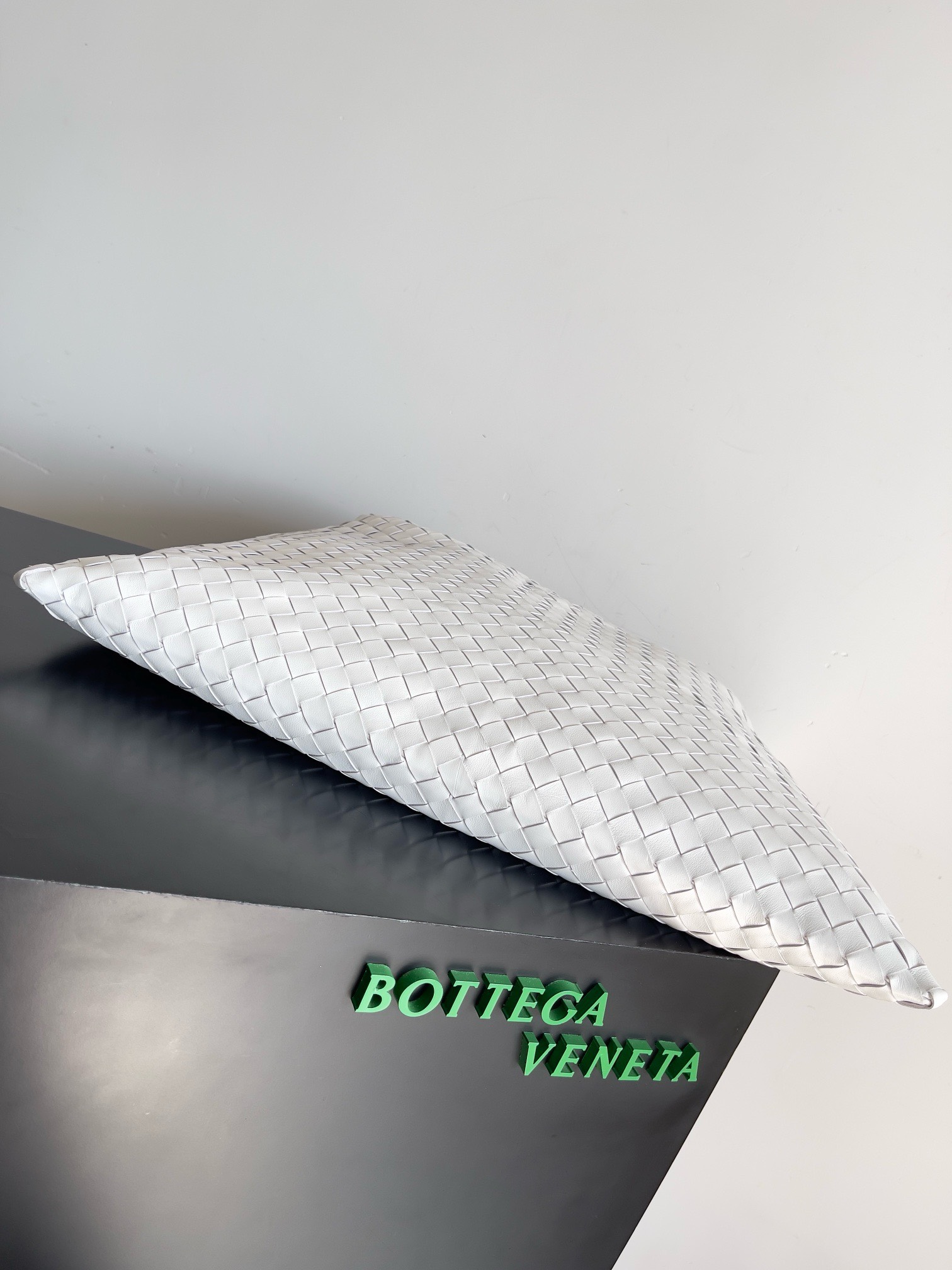 Bagsaaa B0tt*ga Ven*ta Large Hop White - 54x23x13cm