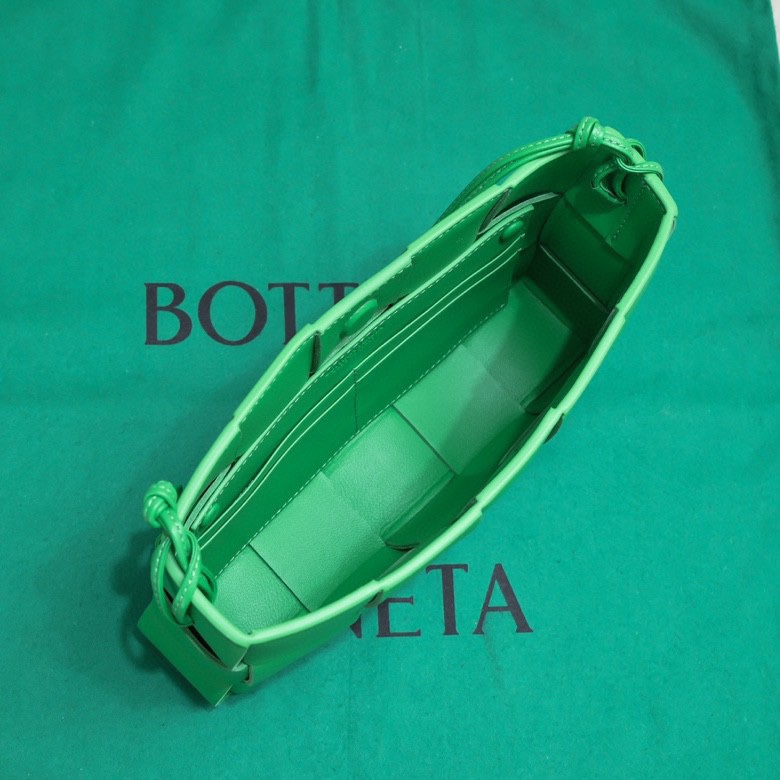 Bagsaaa B0tt*ga Ven*ta green nappa leather Cassette shoulder bag - 22.5*13.5*4.5cm
