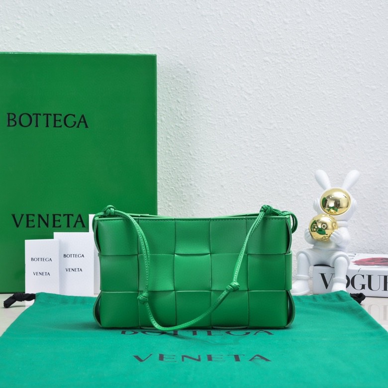 Bagsaaa B0tt*ga Ven*ta green nappa leather Cassette shoulder bag - 22.5*13.5*4.5cm