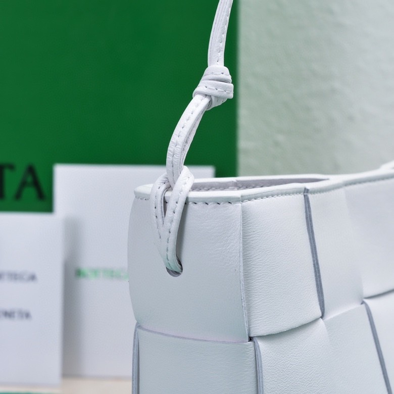Bagsaaa B0tt*ga Ven*ta white nappa leather Cassette shoulder bag - 22.5*13.5*4.5cm