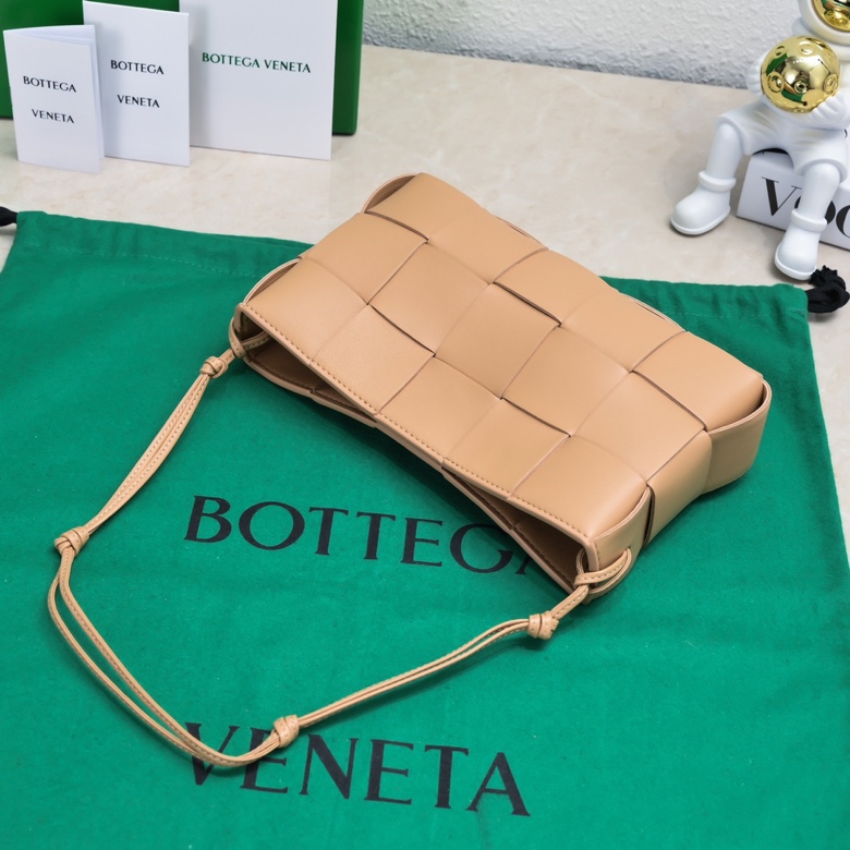 Bagsaaa B0tt*ga Ven*ta beige nappa leather Cassette shoulder bag - 22.5*13.5*4.5cm