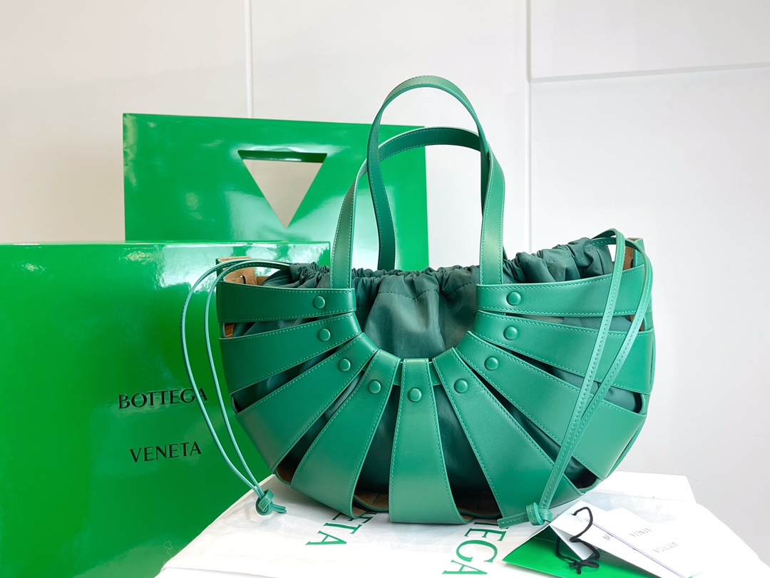 Bagsaaa B0tt*ga Ven*ta's The Shell bag in green - 22X14X10cm