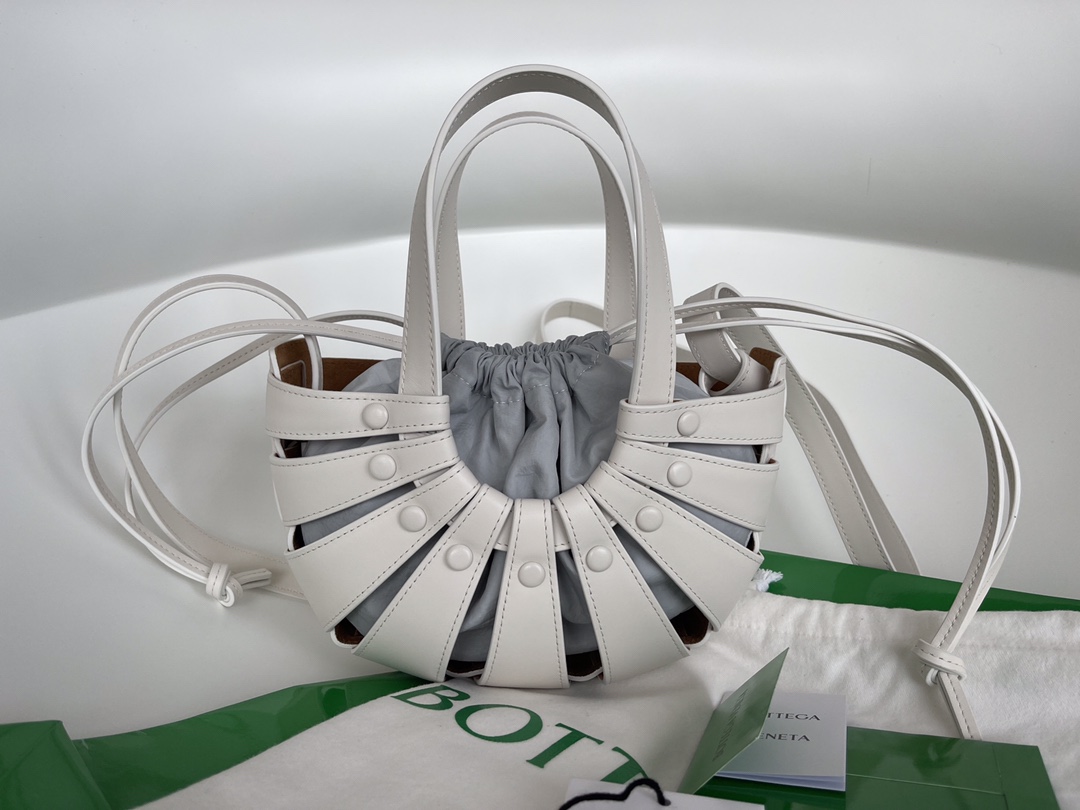 Bagsaaa B0tt*ga Ven*ta's The Shell bag in off white - 22X14X10cm