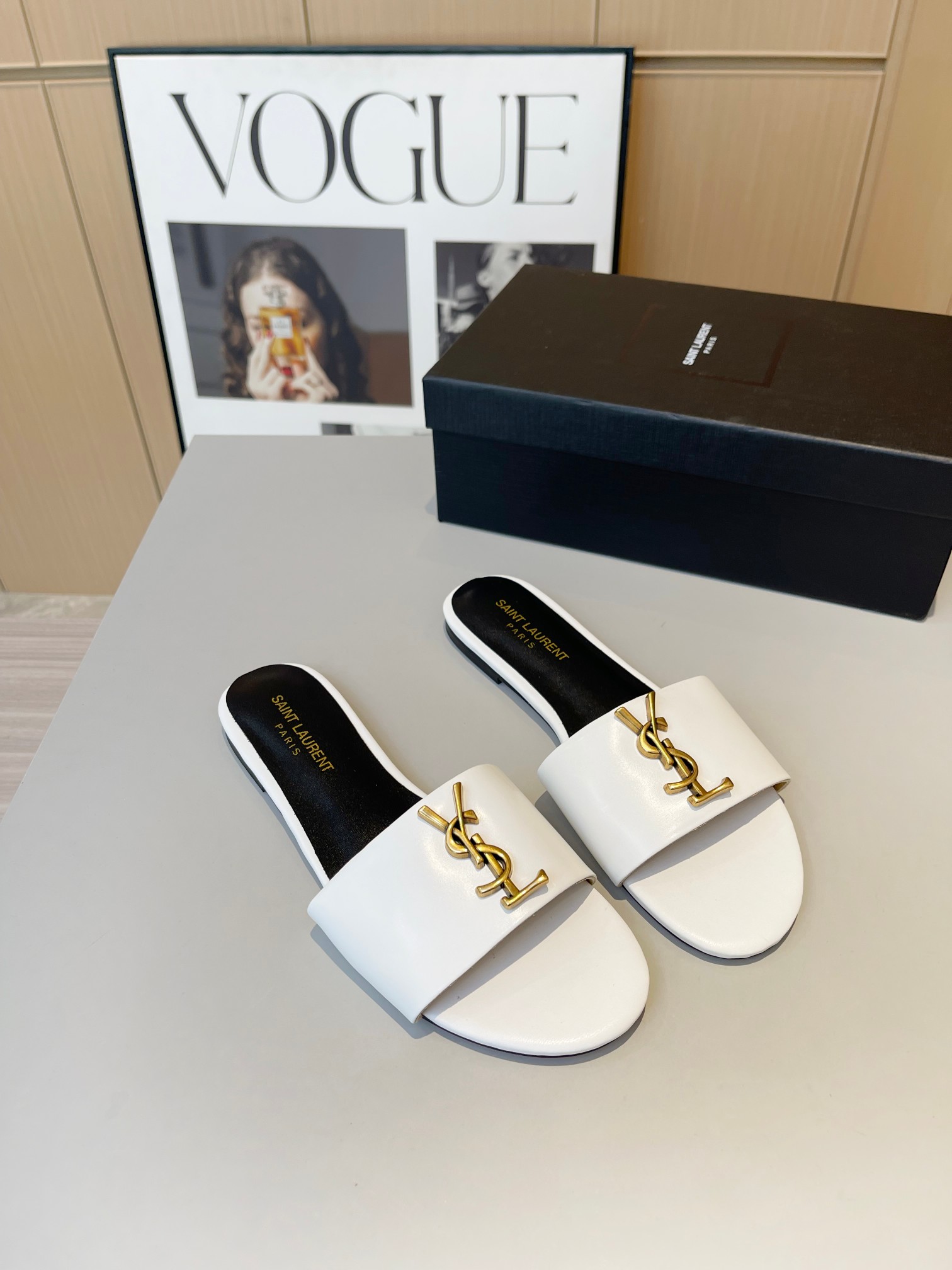 Bagsaaa Y51 White Leather Slides