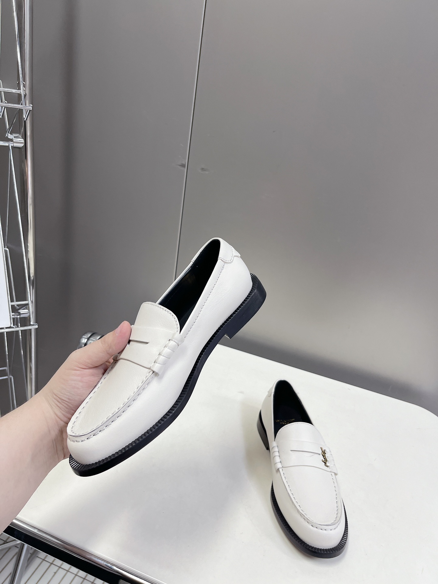 Bagsaaa Y51 White Loafers 02