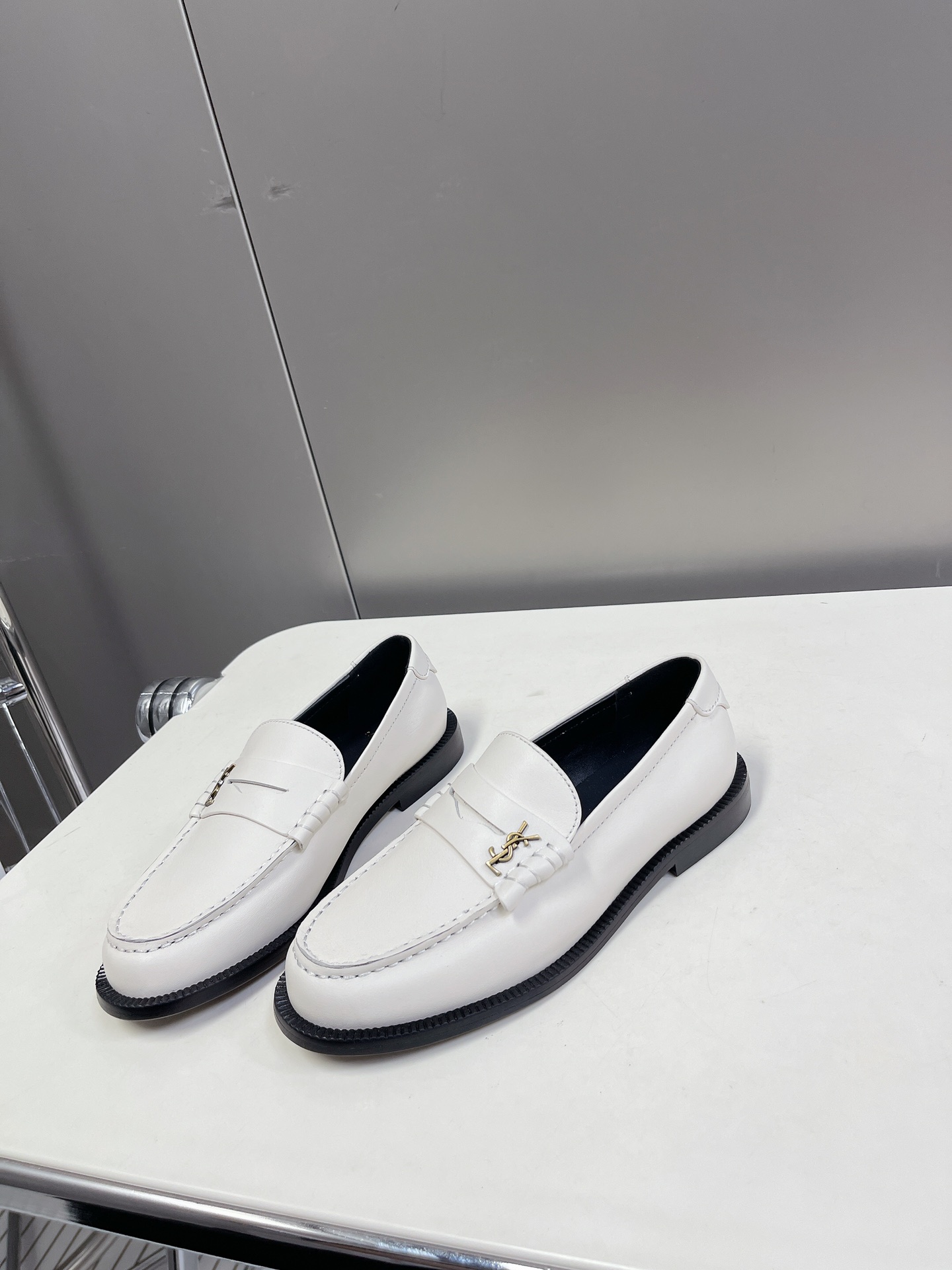 Bagsaaa Y51 White Loafers 02