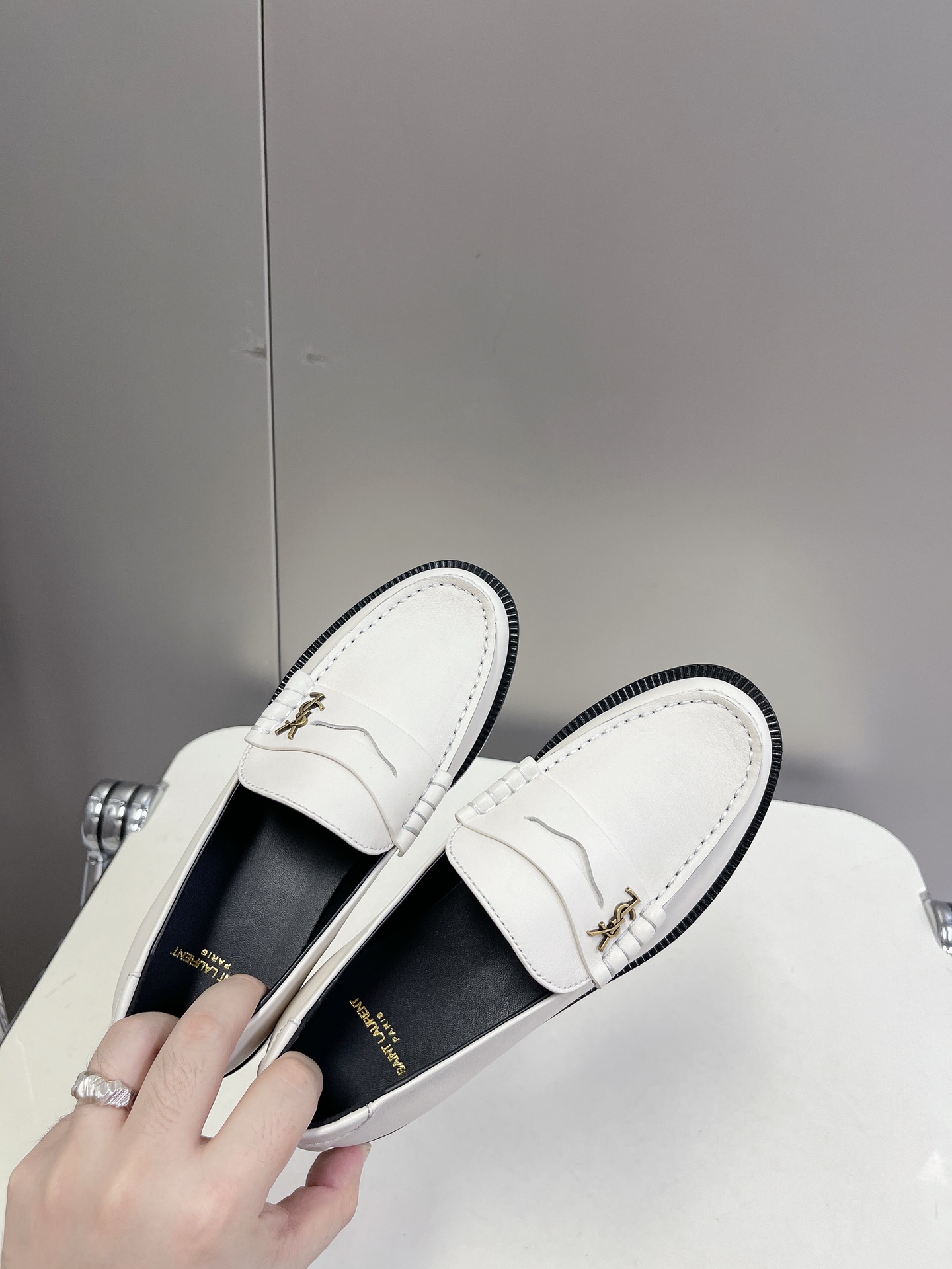 Bagsaaa Y51 White Loafers 02