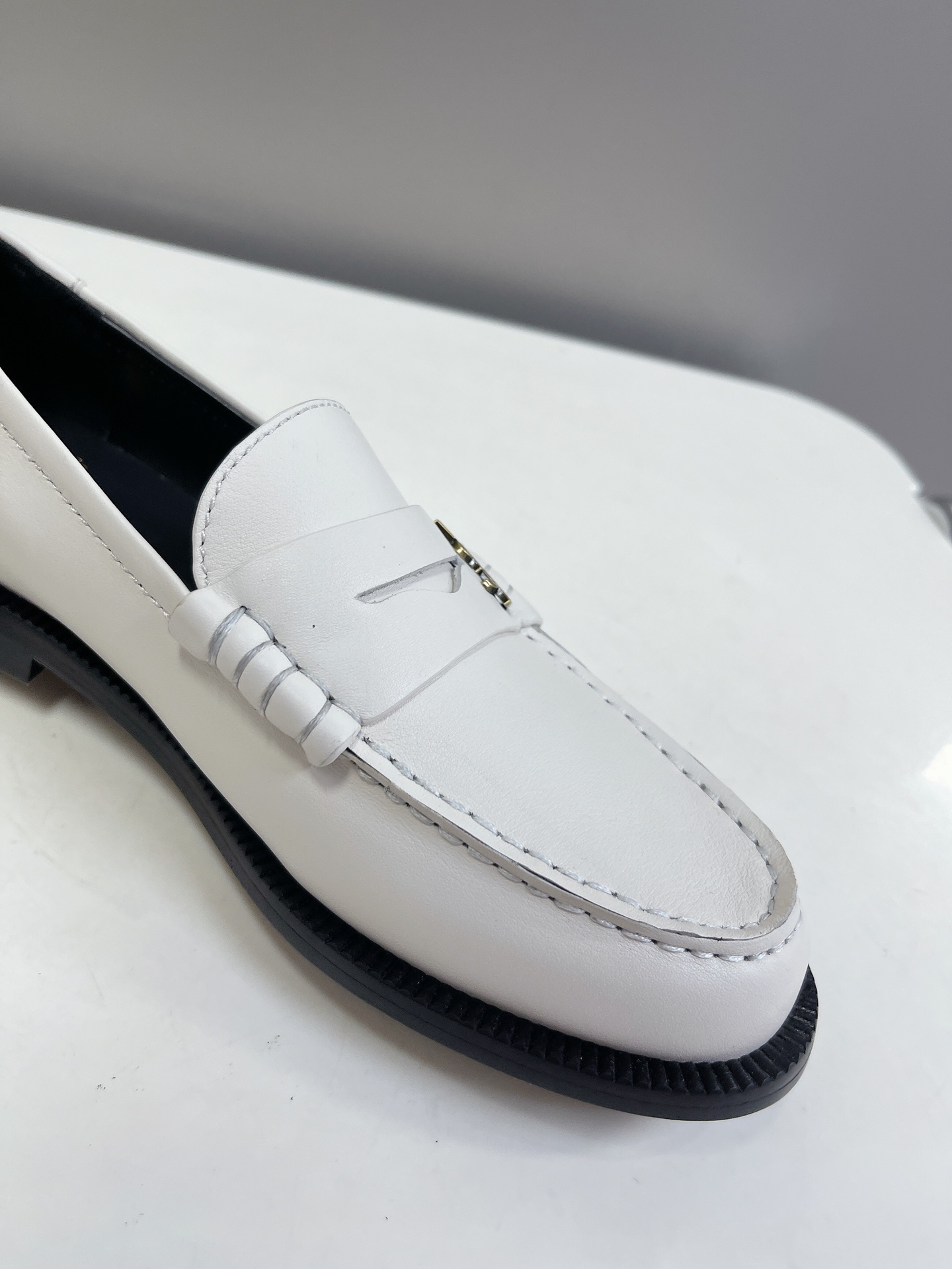 Bagsaaa Y51 White Loafers 02