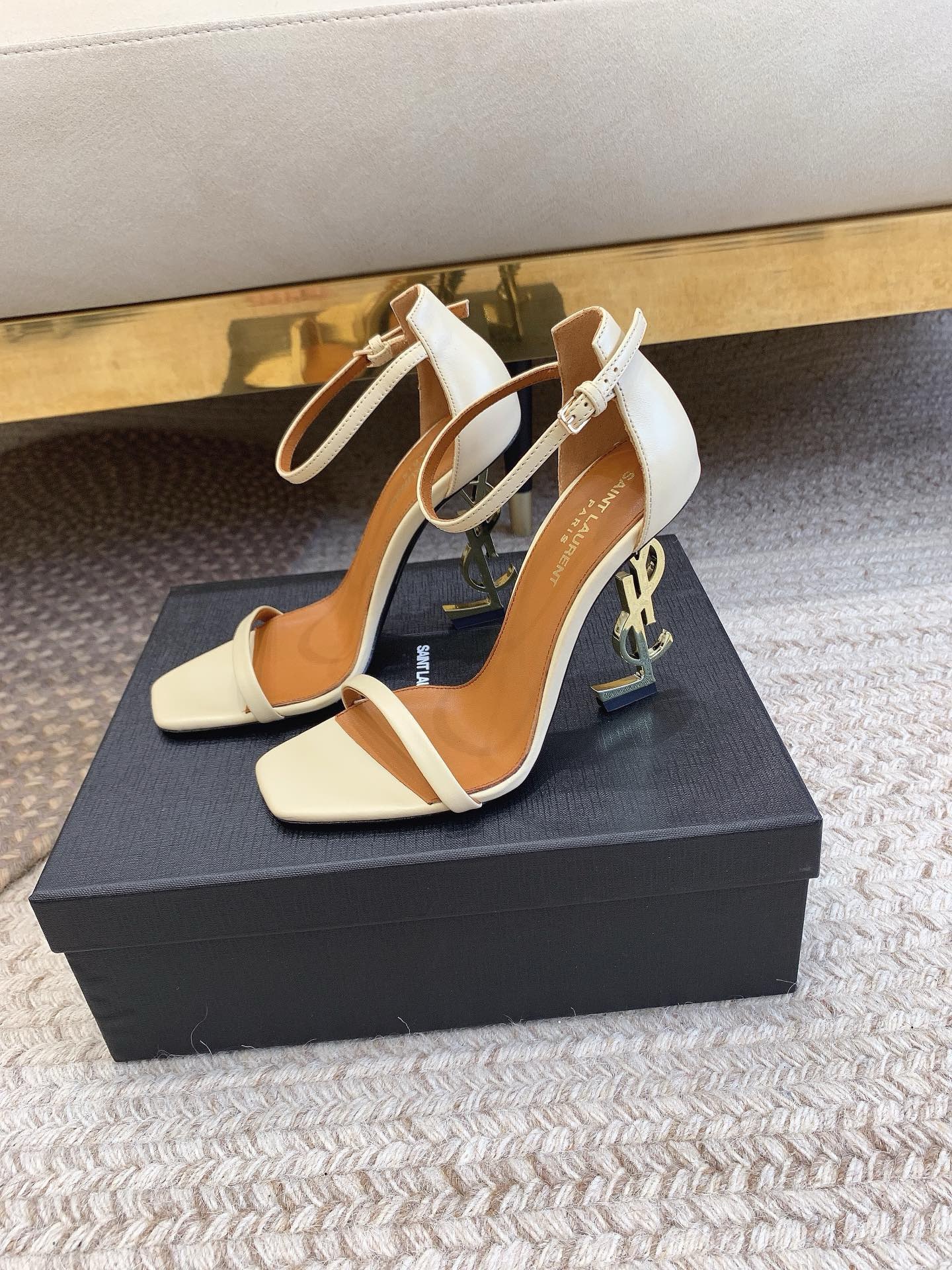 Bagsaaa Y51 Opyum off white leather sandals 10.5cm