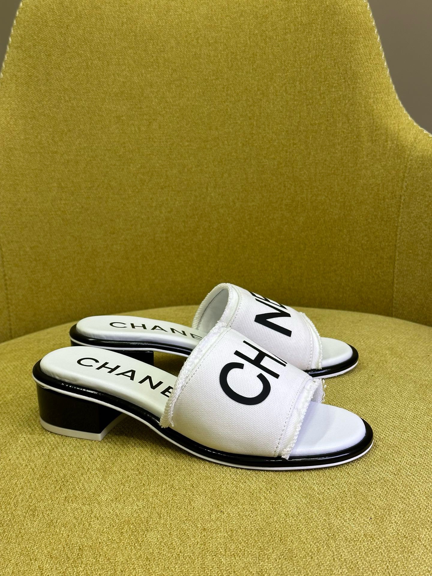 Bagsaaa Ch**el White Sandals