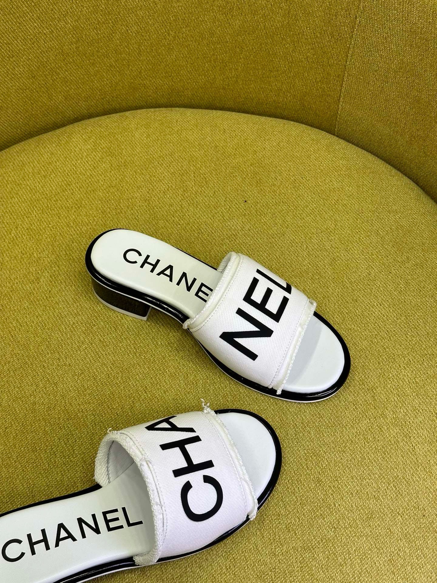 Bagsaaa Ch**el White Sandals