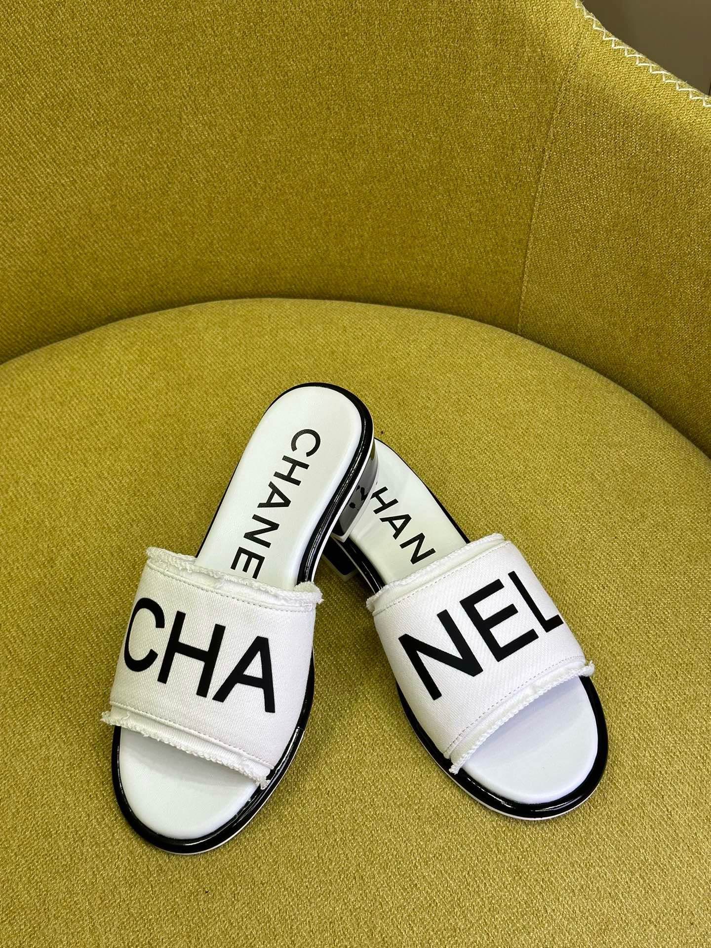 Bagsaaa Ch**el White Sandals