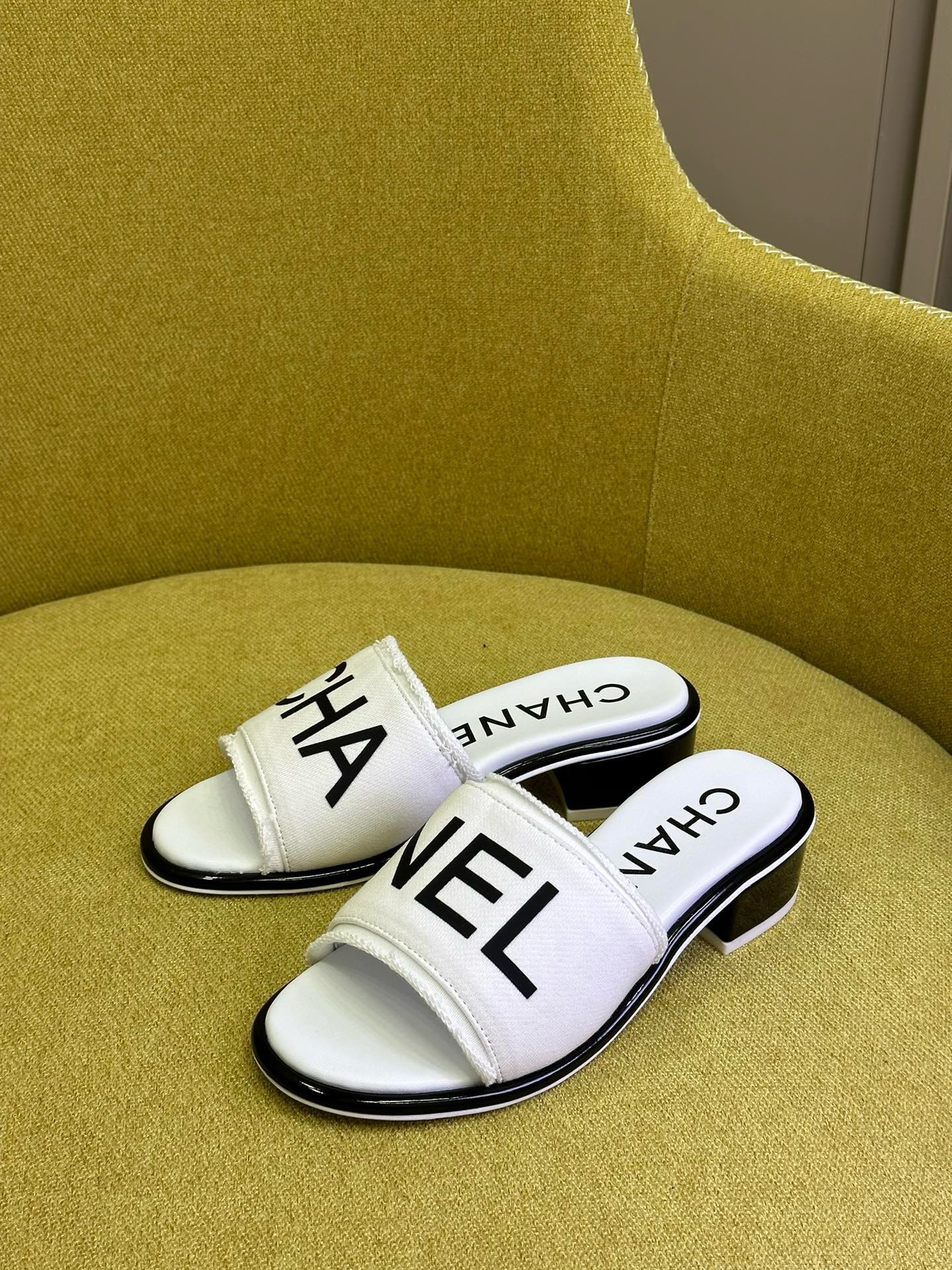 Bagsaaa Ch**el White Sandals