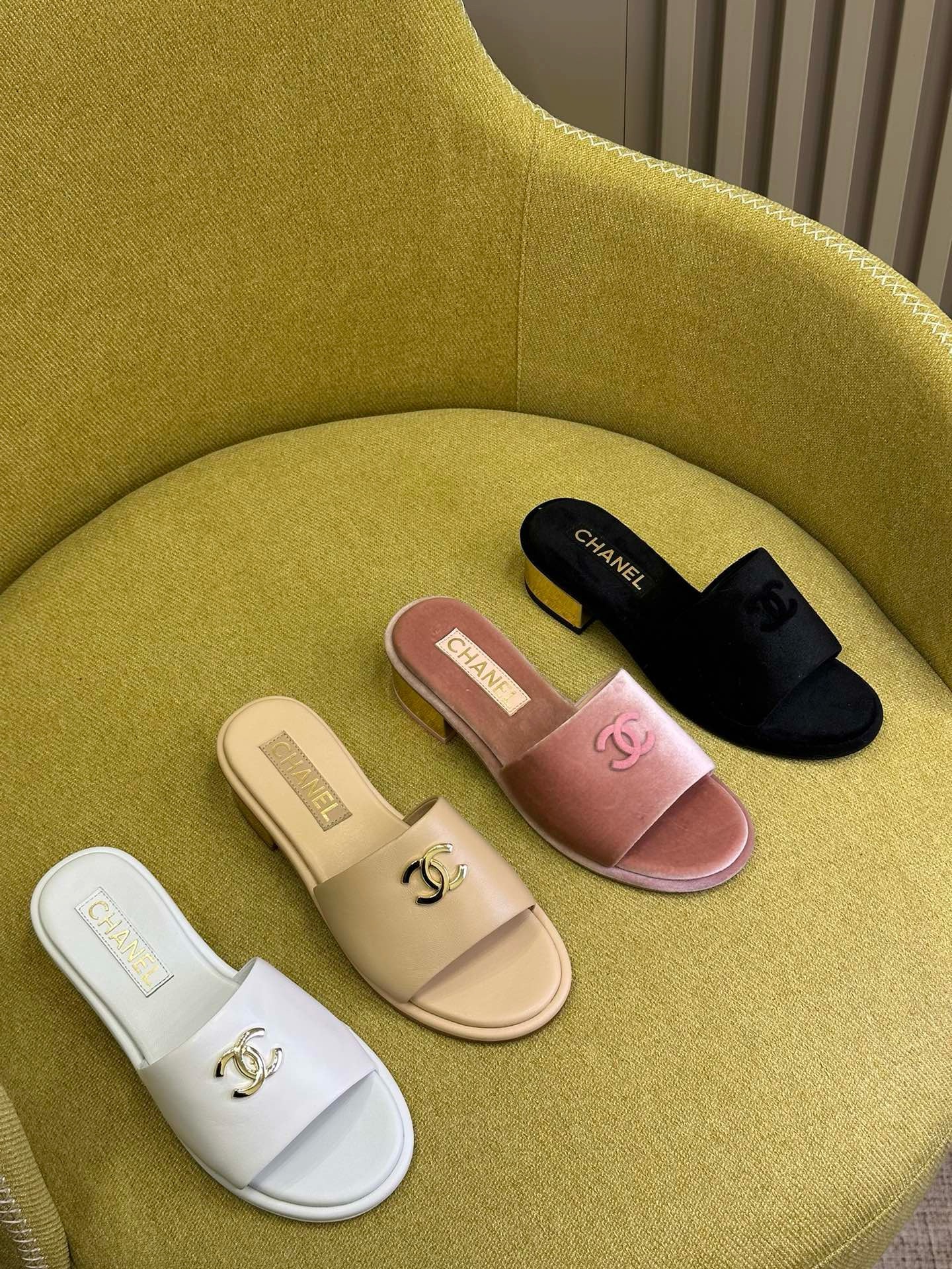 Bagsaaa Ch**el CC Sandals 