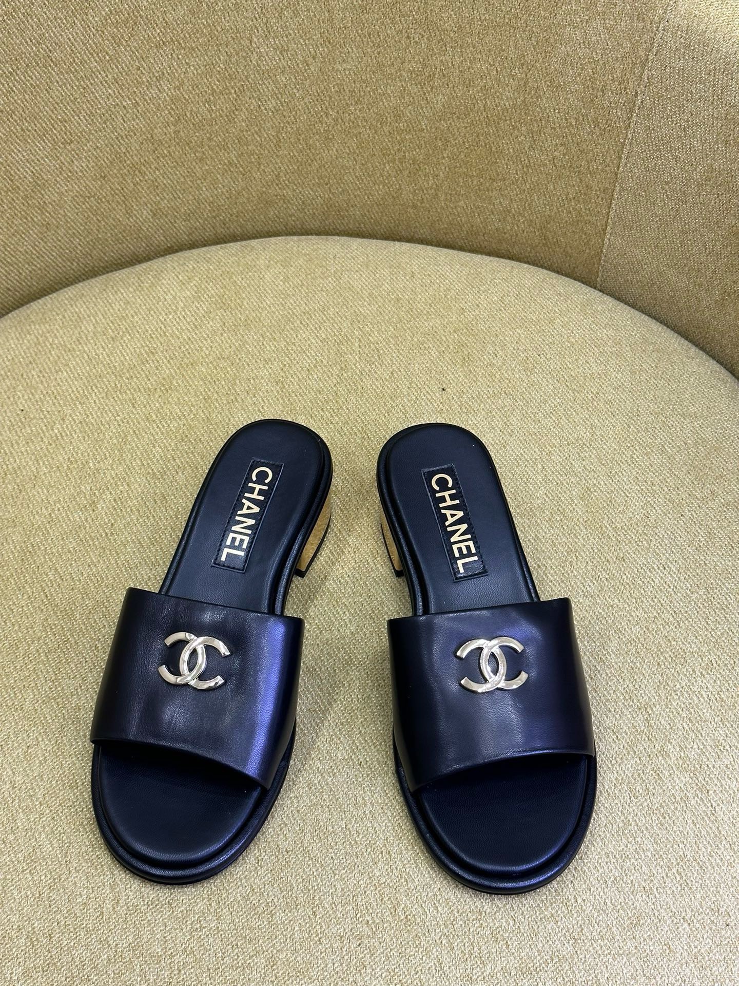 Bagsaaa Ch**el CC Sandals