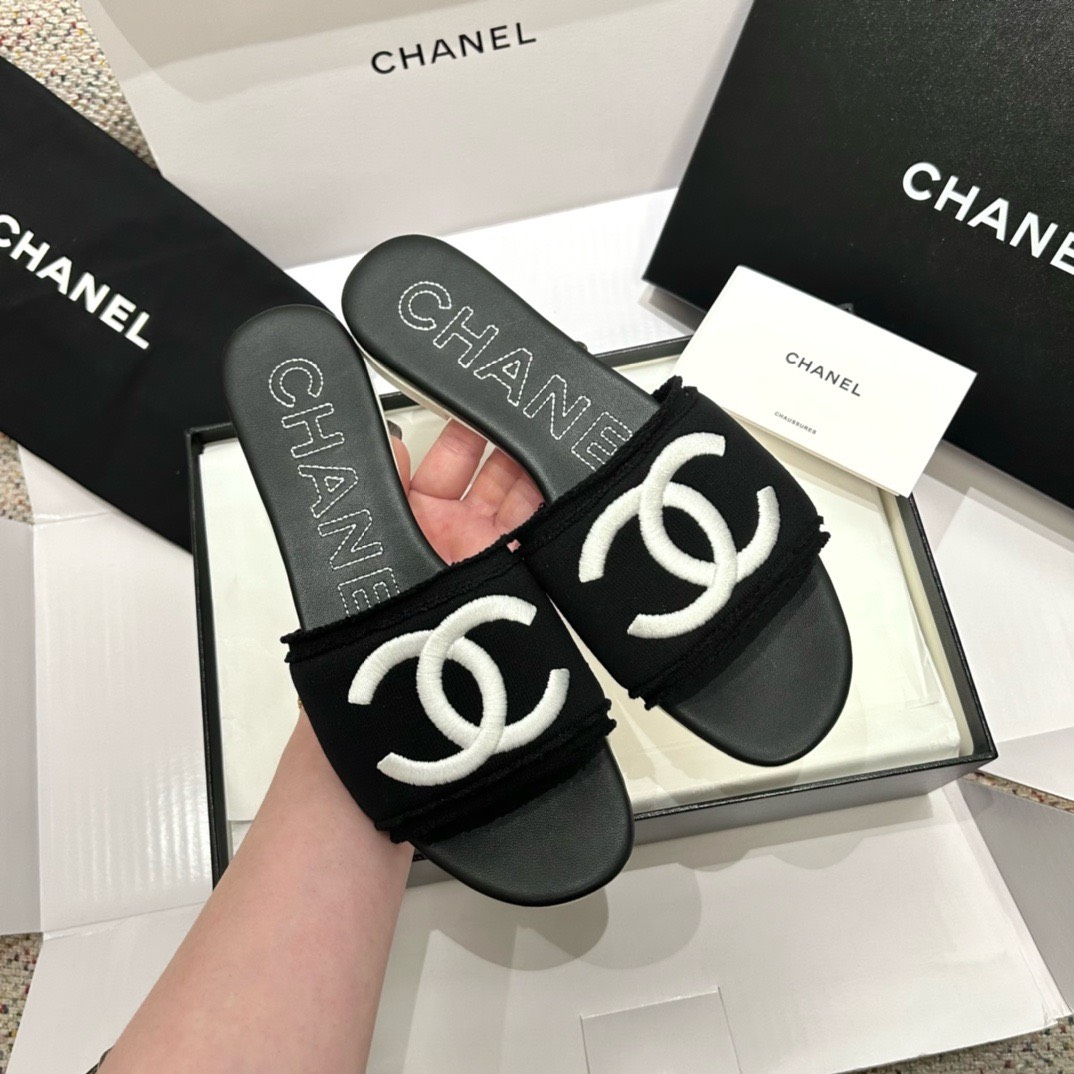 Bagsaaa Ch**el Black CC Logo Slides