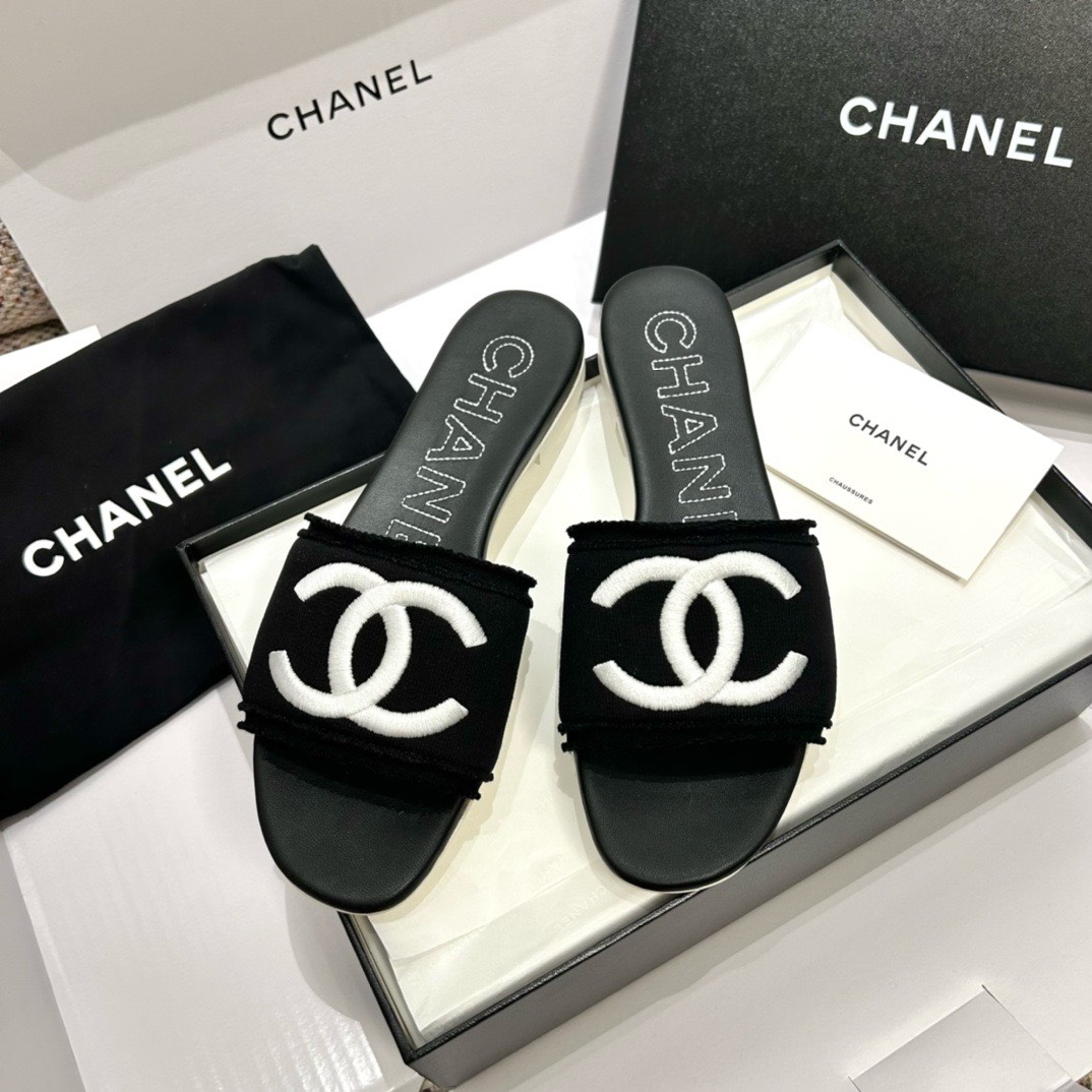 Bagsaaa Ch**el Black CC Logo Slides