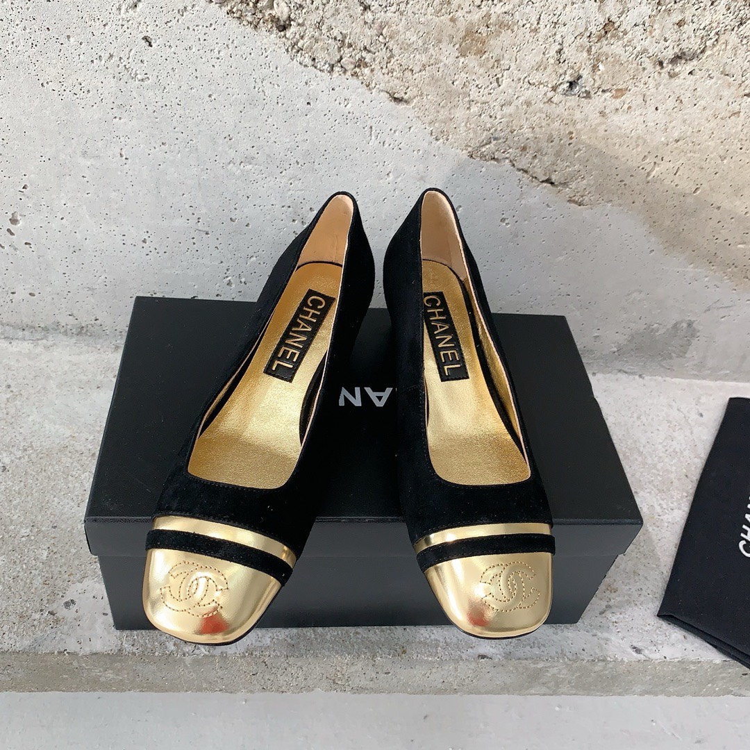Bagsaaa Ch**el Pumps/Peeptoes Suede in Gold