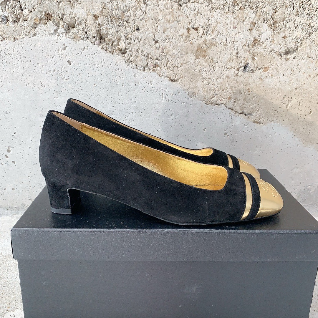 Bagsaaa Ch**el Pumps/Peeptoes Suede in Gold