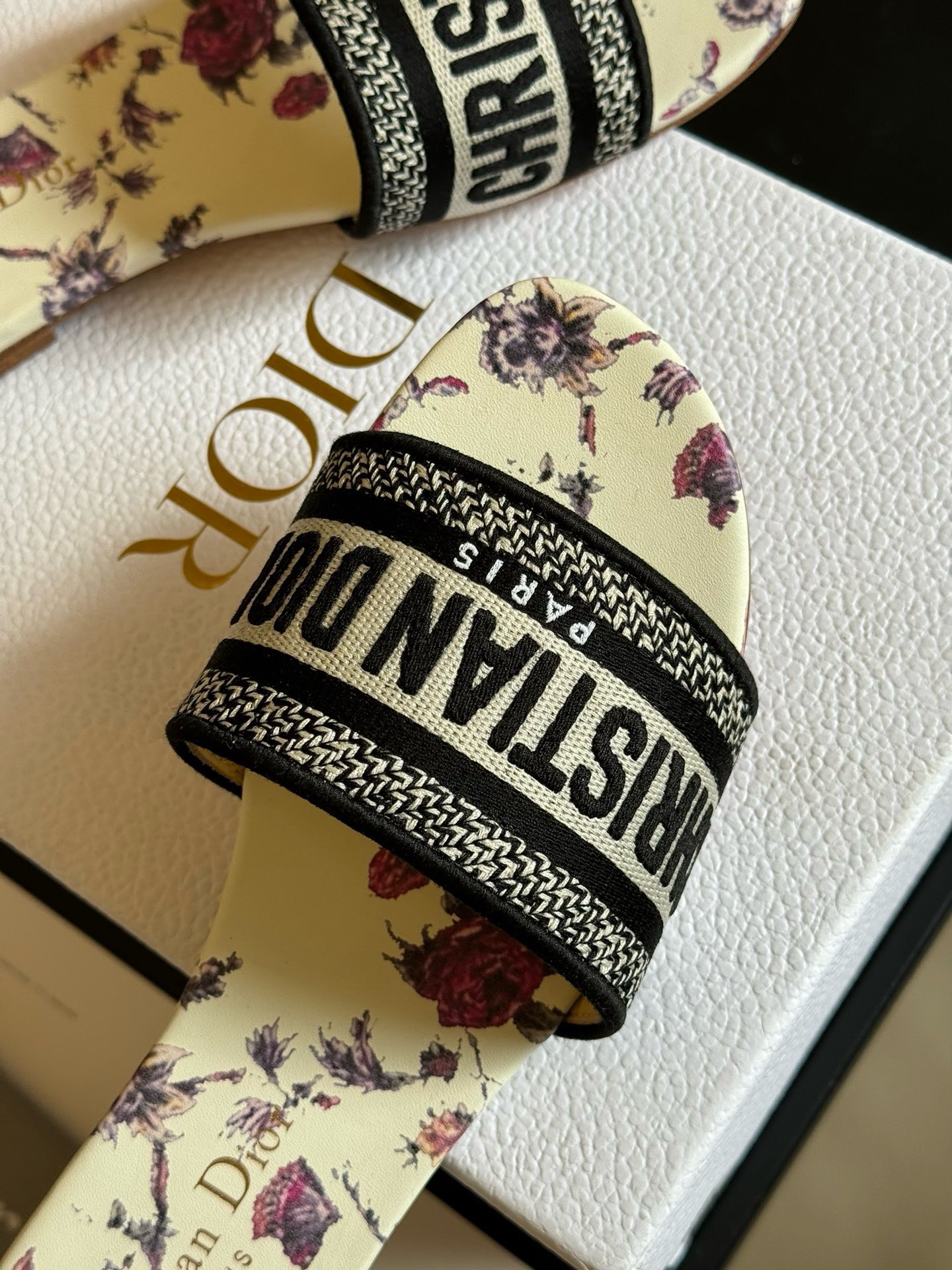 Bagsaaa D10r Dway Off white Slides
