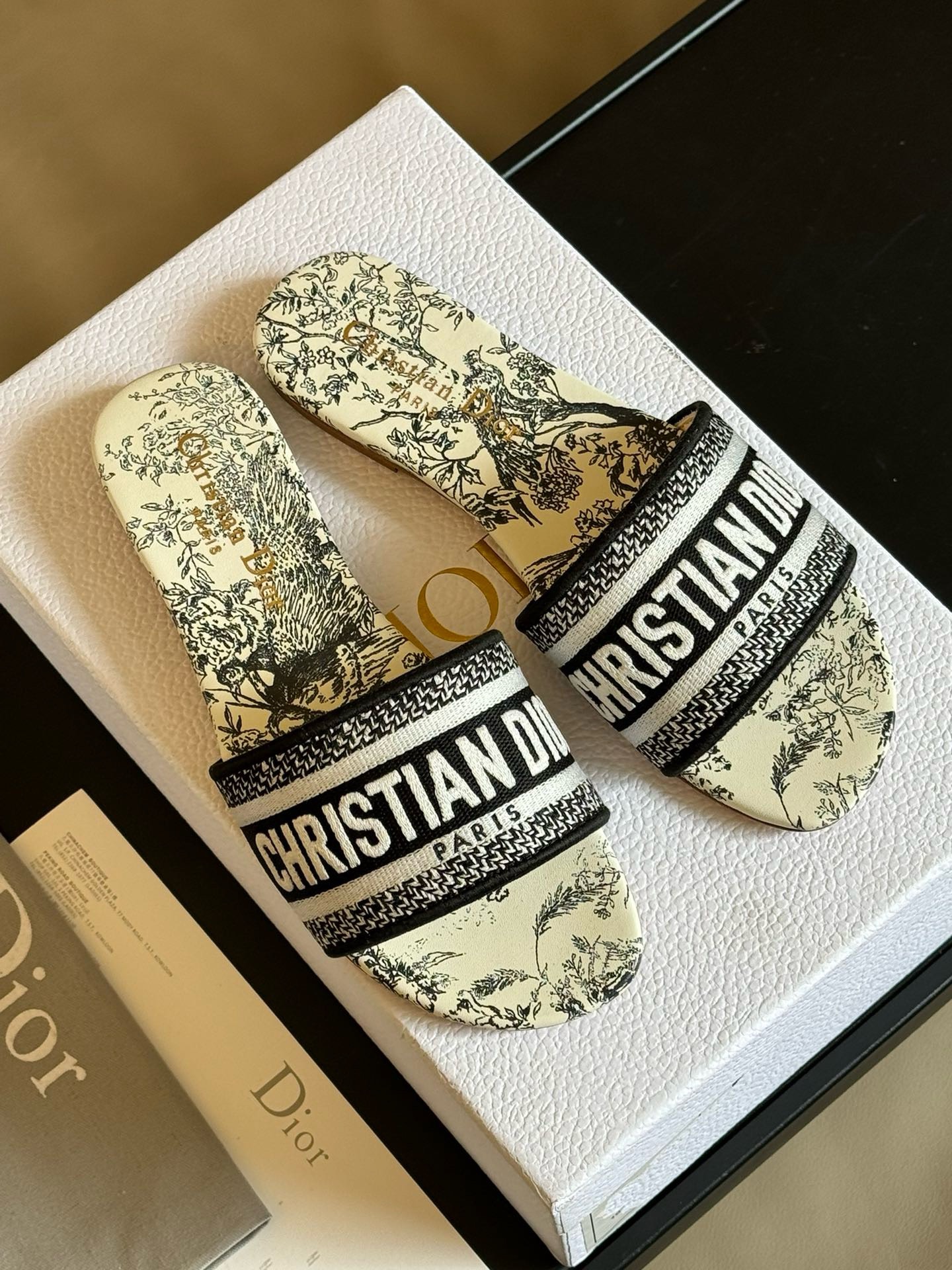Bagsaaa D10r Dway Grey Slides