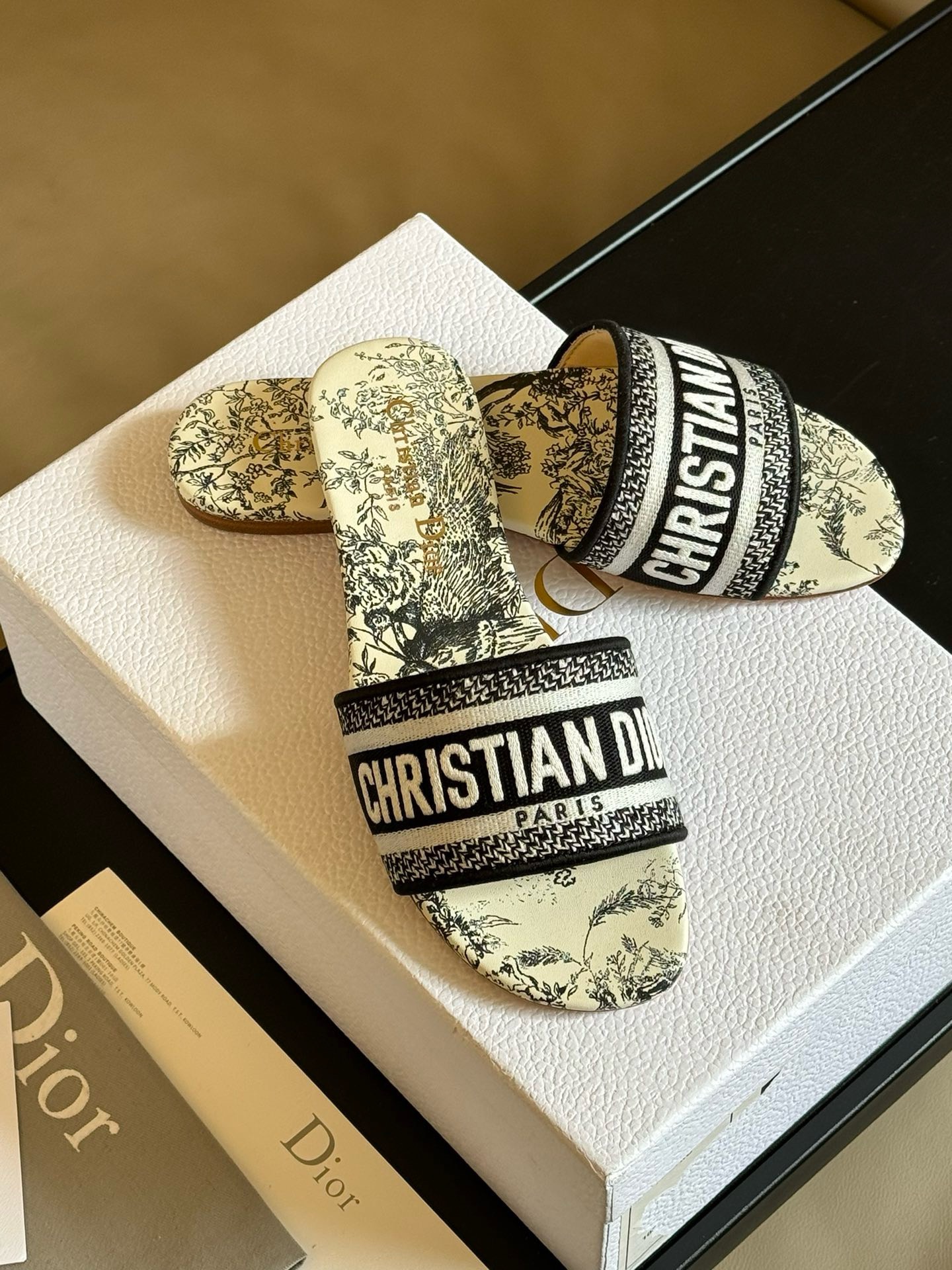 Bagsaaa D10r Dway Grey Slides