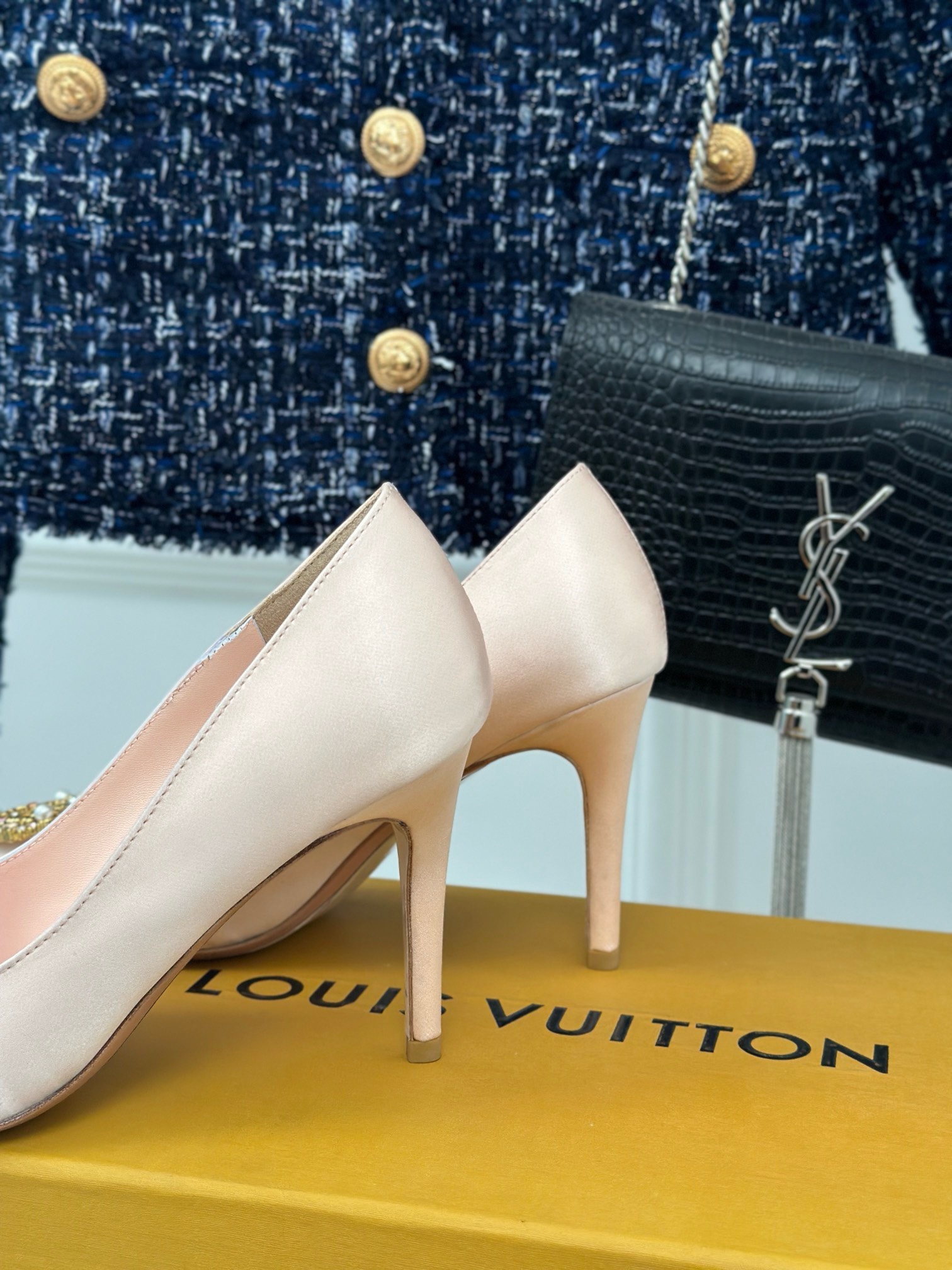Bagsaaa L0vis Vvtt0n White Heels