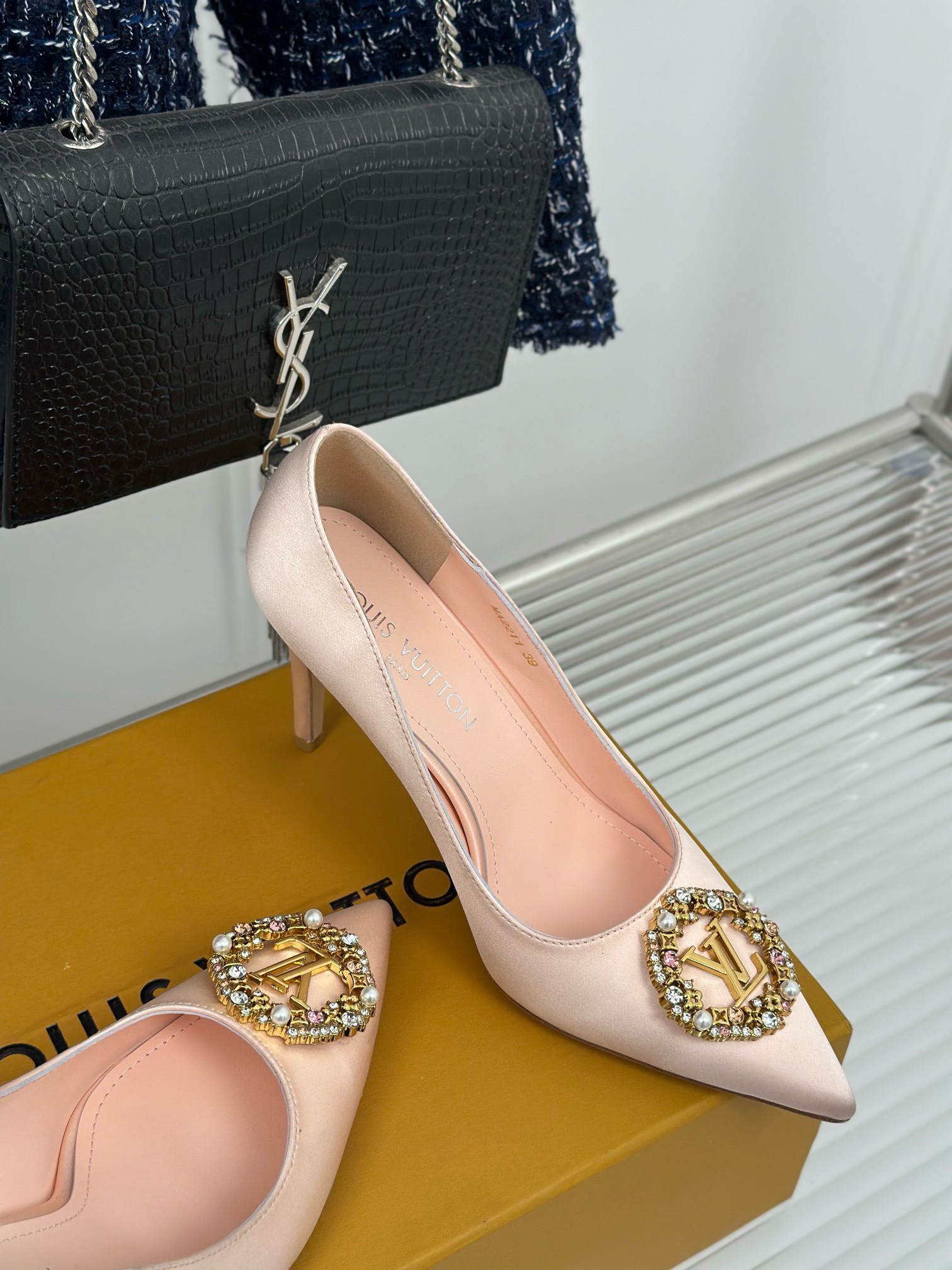 Bagsaaa L0vis Vvtt0n White Heels