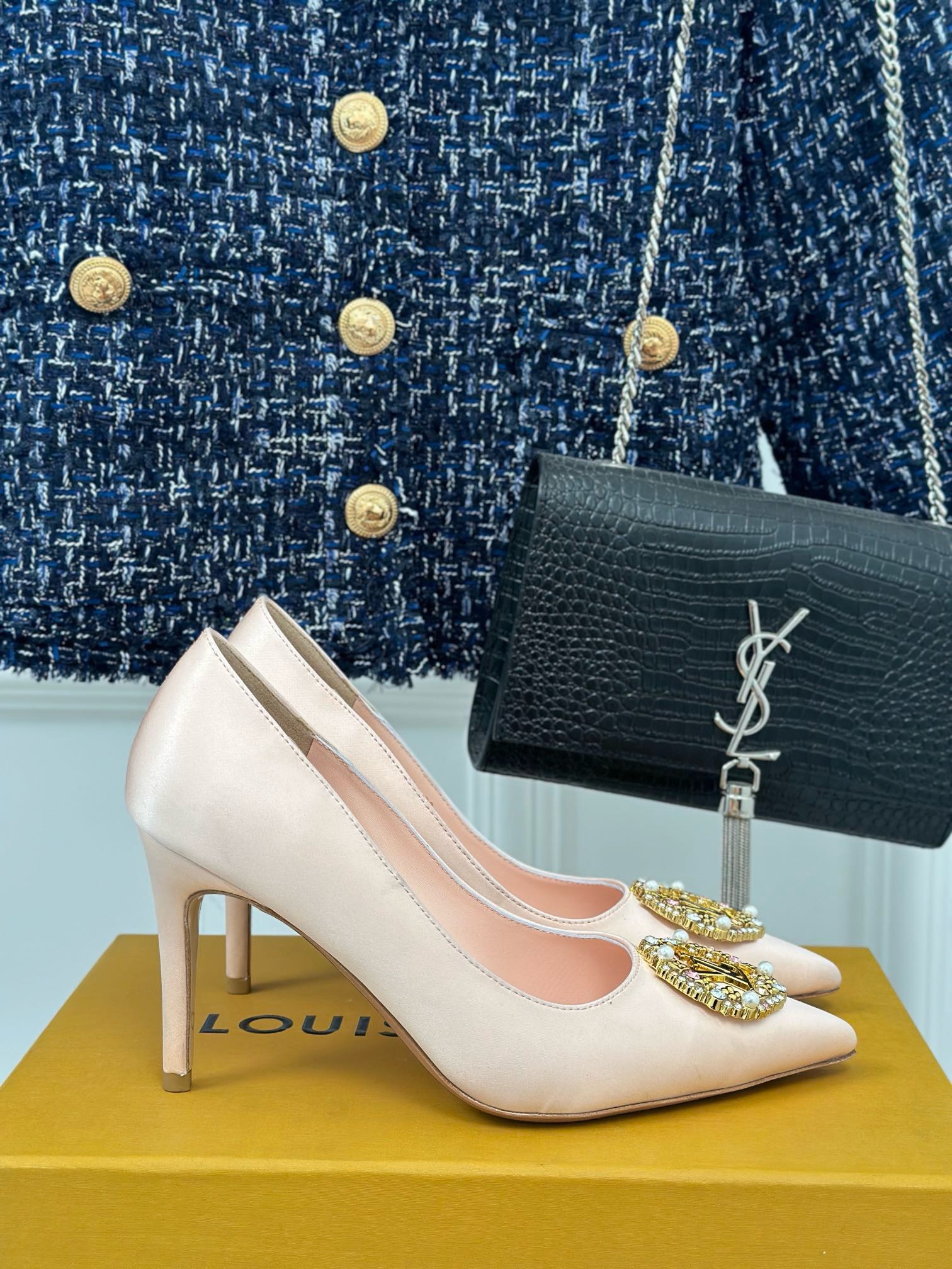Bagsaaa L0vis Vvtt0n White Heels