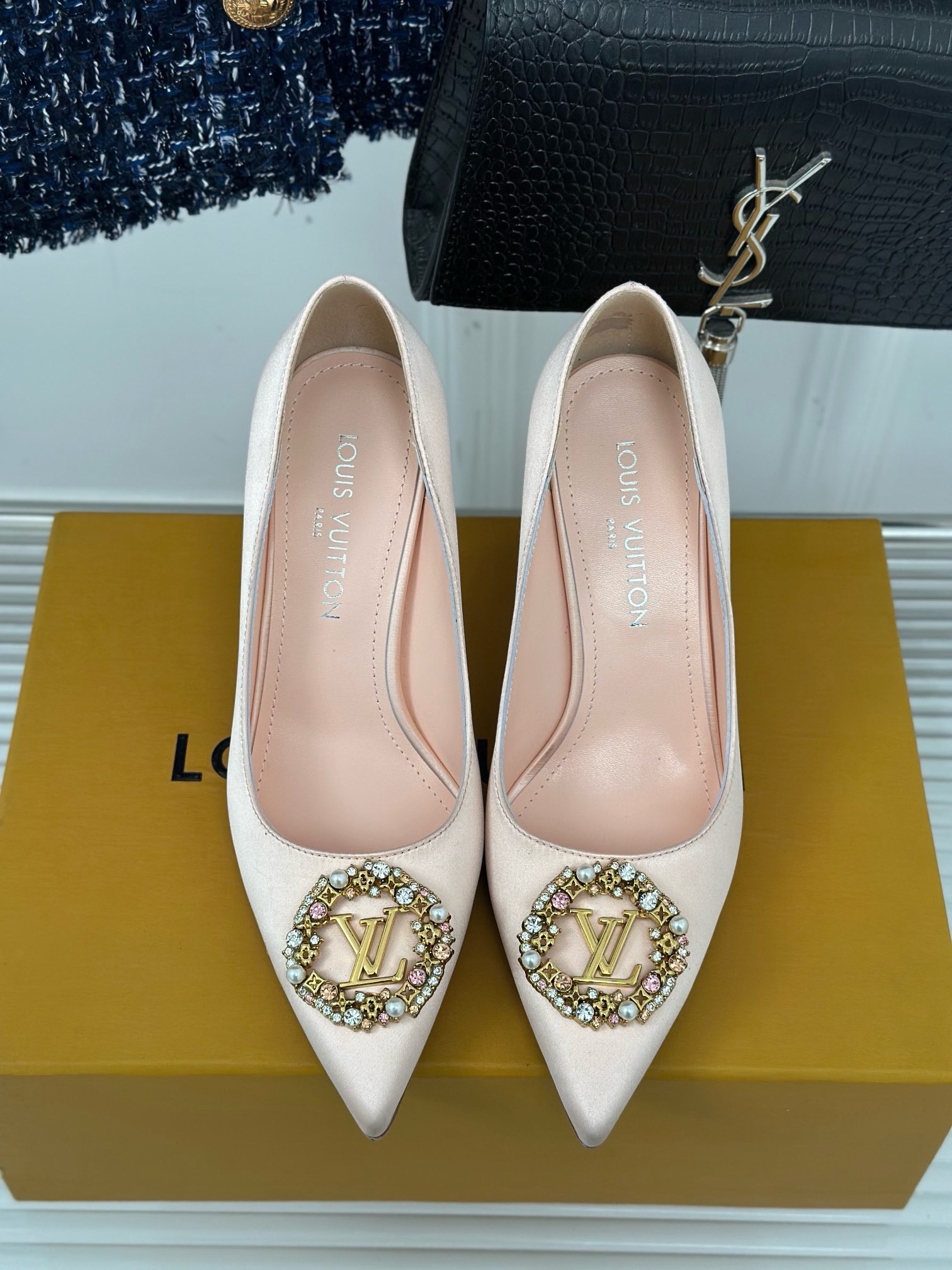 Bagsaaa L0vis Vvtt0n White Heels