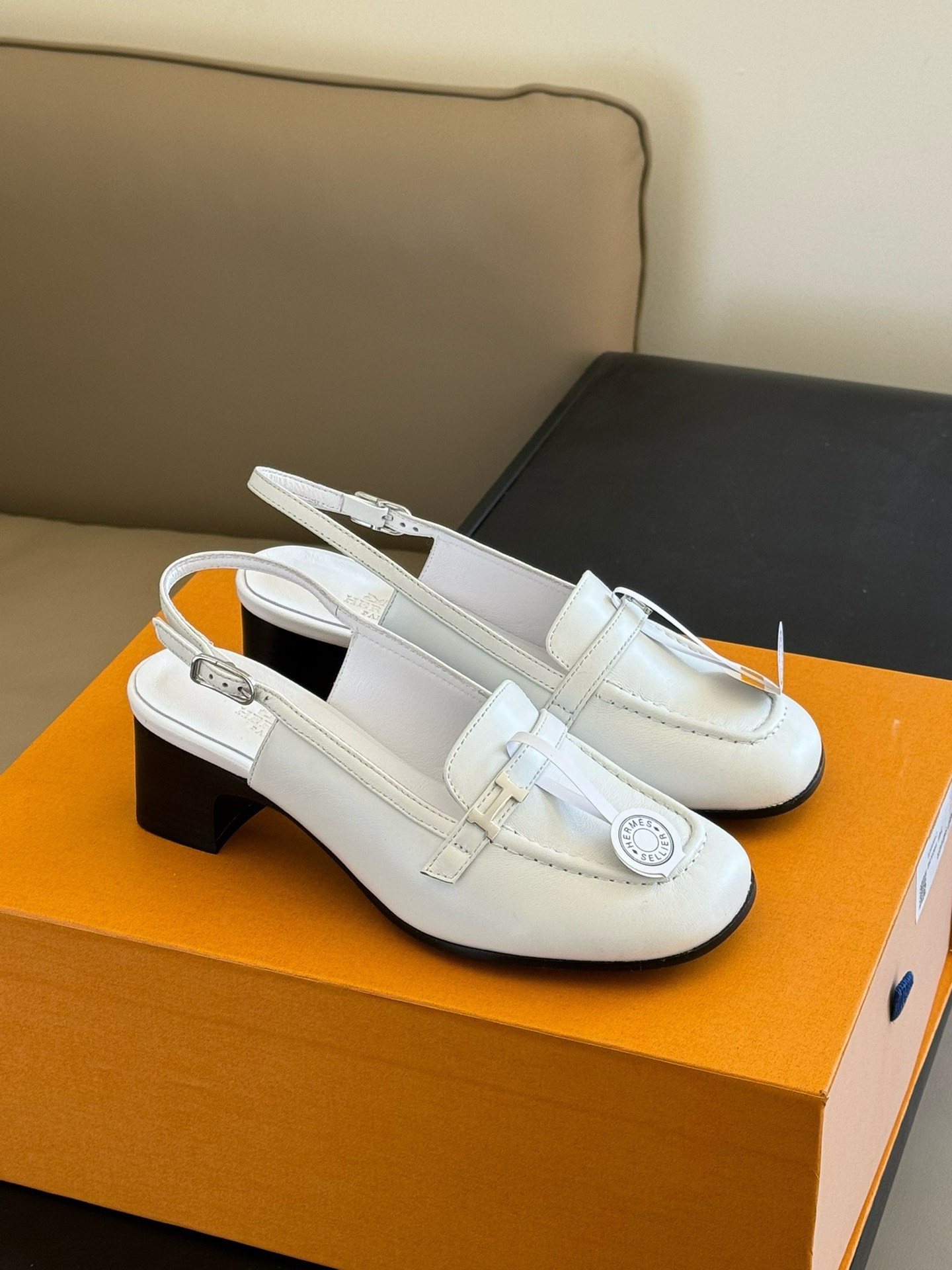 Bagsaaa H**me5 Infinie 50 White Pumps