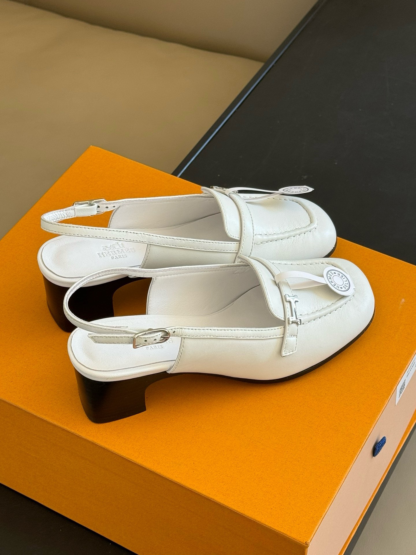 Bagsaaa H**me5 Infinie 50 White Pumps