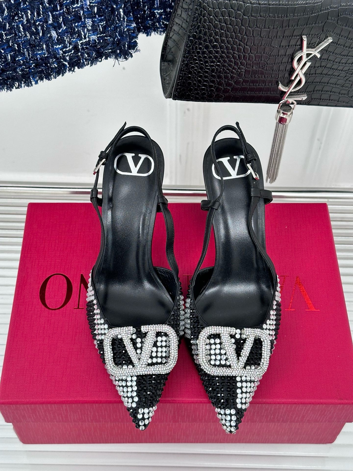 Bagsaaa Va1e*ntin0 Signature Vlogo Slingback Crystal Black&White