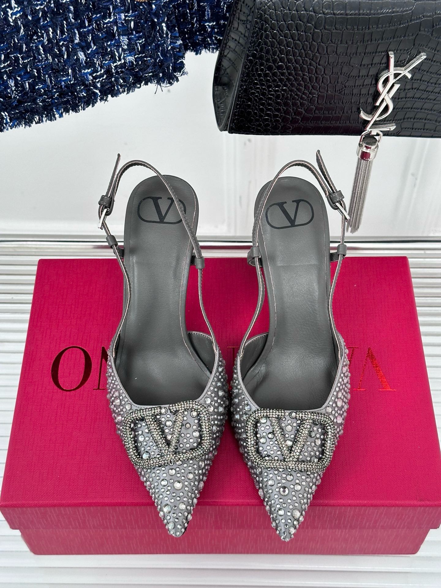 Bagsaaa Va1e*ntin0 Signature Vlogo Slingback Crystal Grey