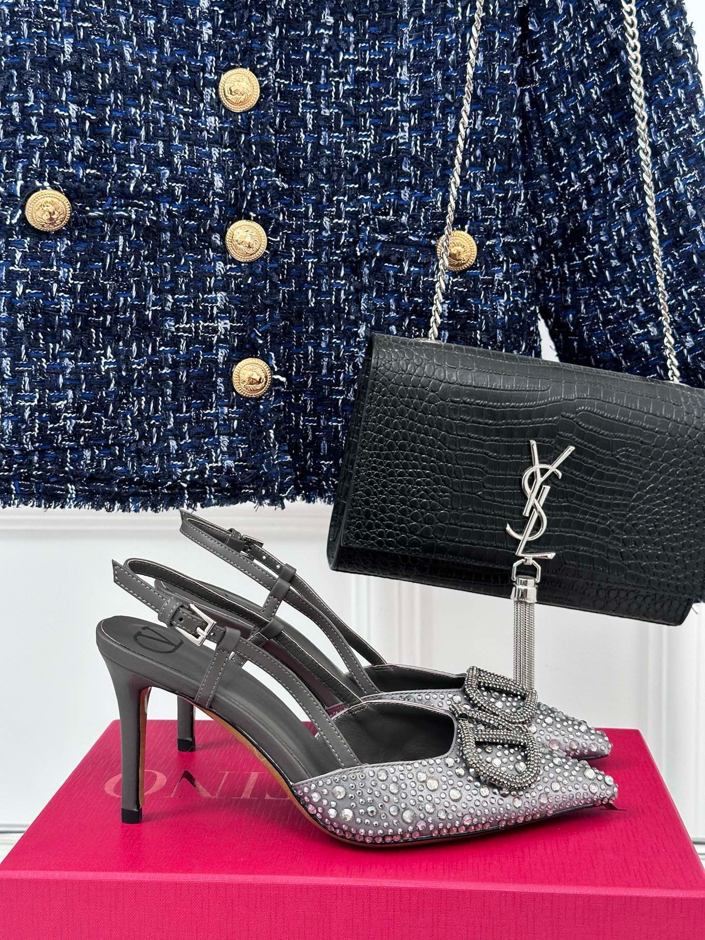 Bagsaaa Va1e*ntin0 Signature Vlogo Slingback Crystal Grey