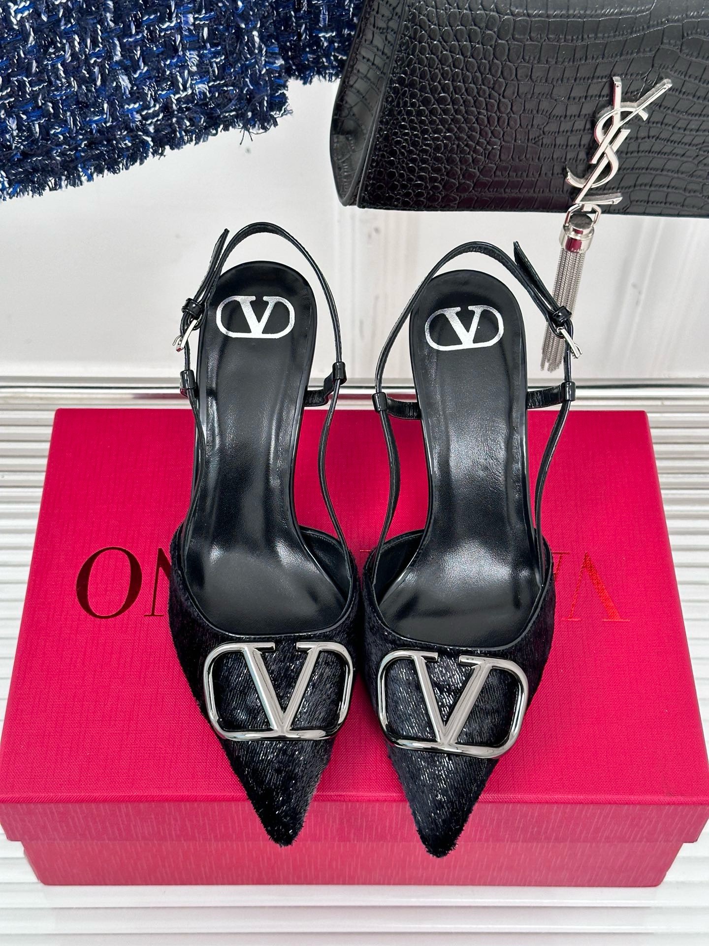 Bagsaaa Va1e*ntin0 Signature Vlogo Slingback Shearling Black